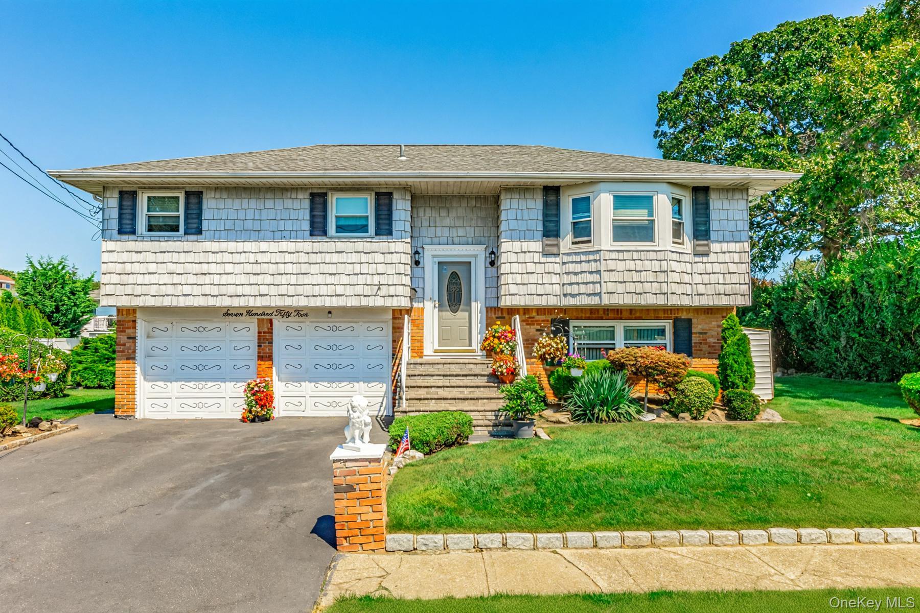 754 Halsey Place, Lindenhurst, NY 11757