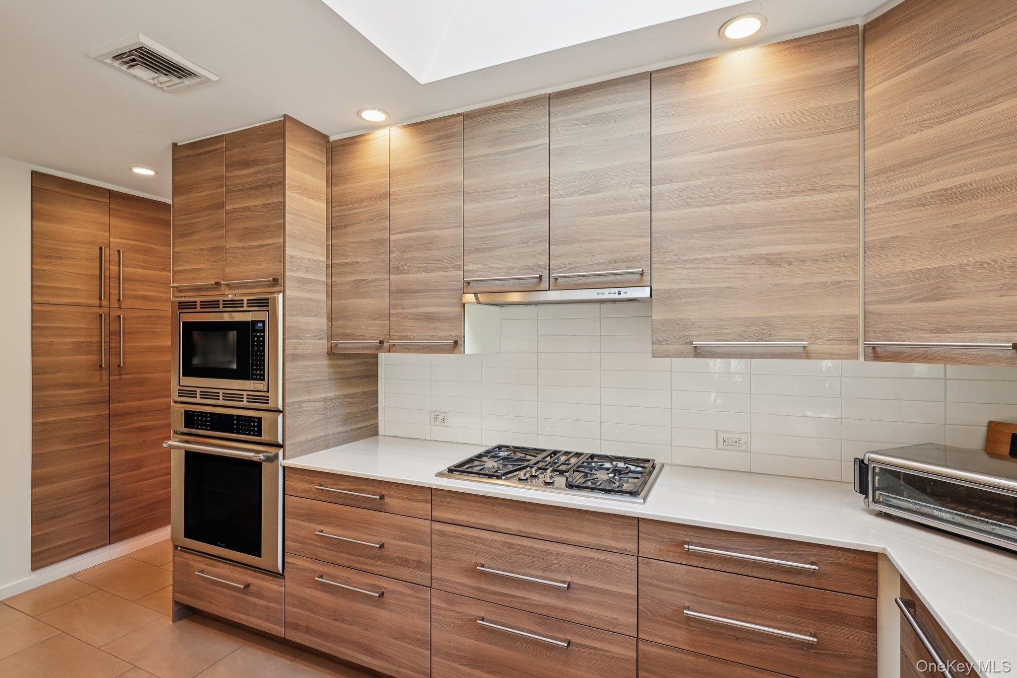 12 Manning Road, Glen Cove, NY 11542