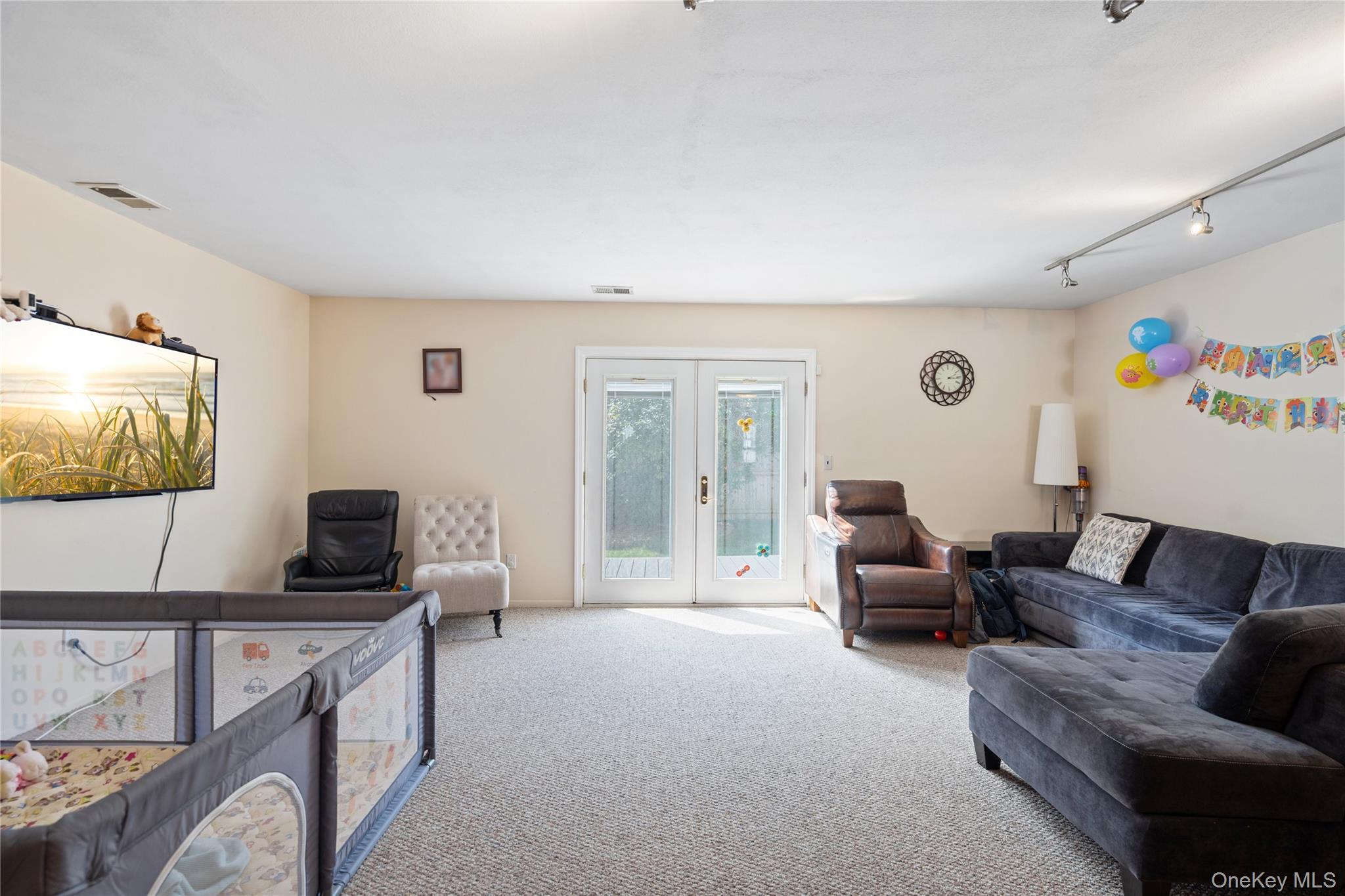 37 Stratford Green, Farmingdale, NY 11735