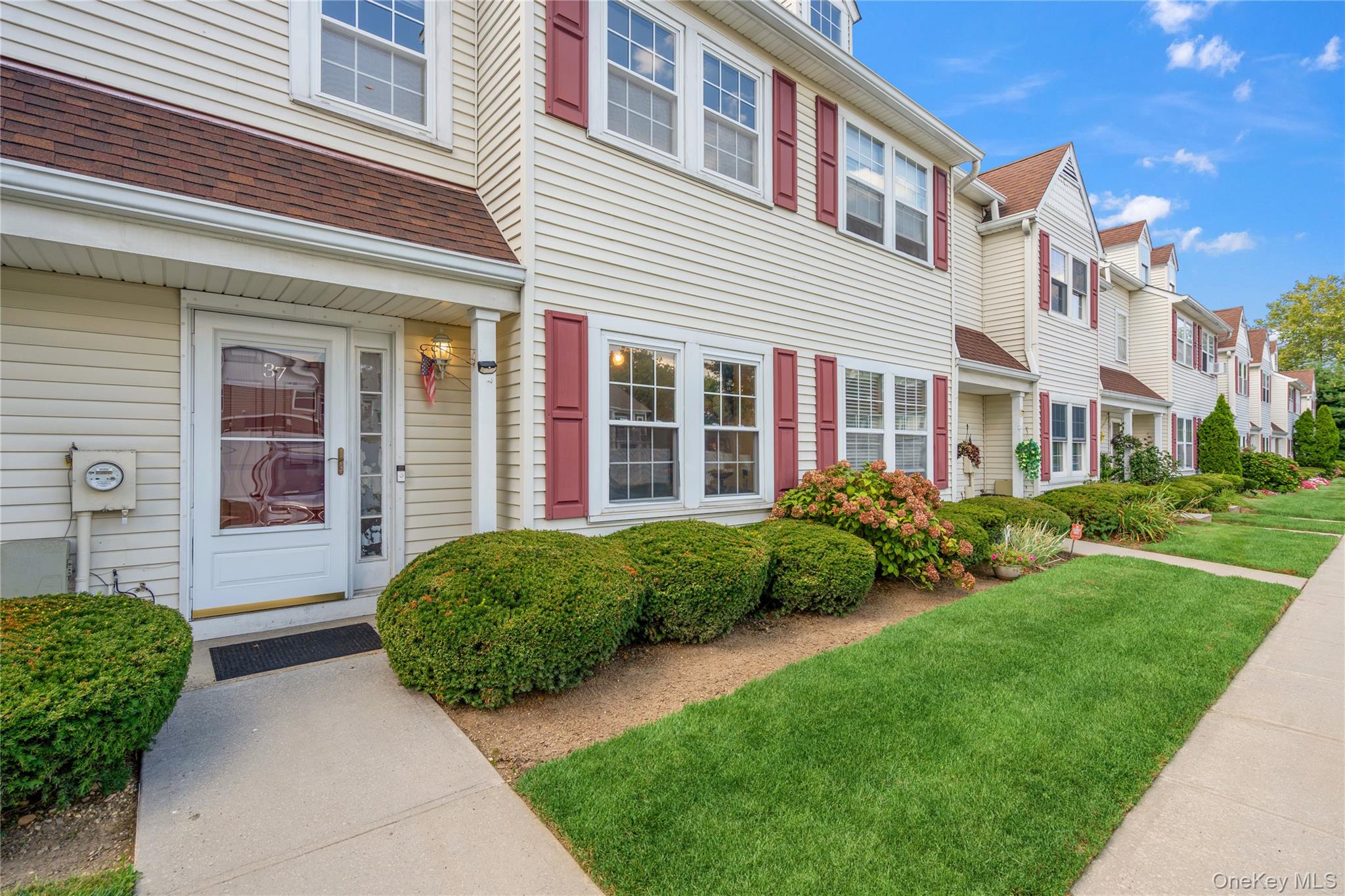 37 Stratford Green, Farmingdale, NY 11735
