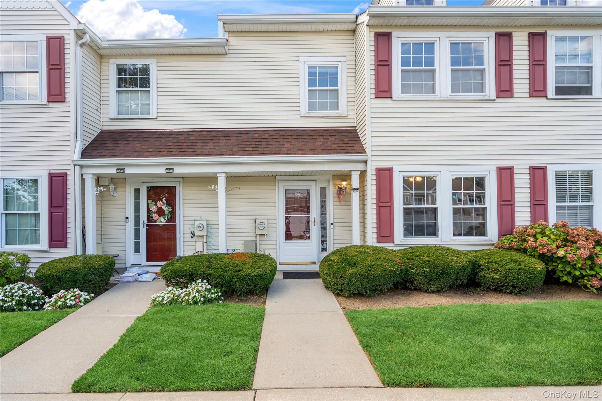 37 Stratford Green, Farmingdale, NY 11735