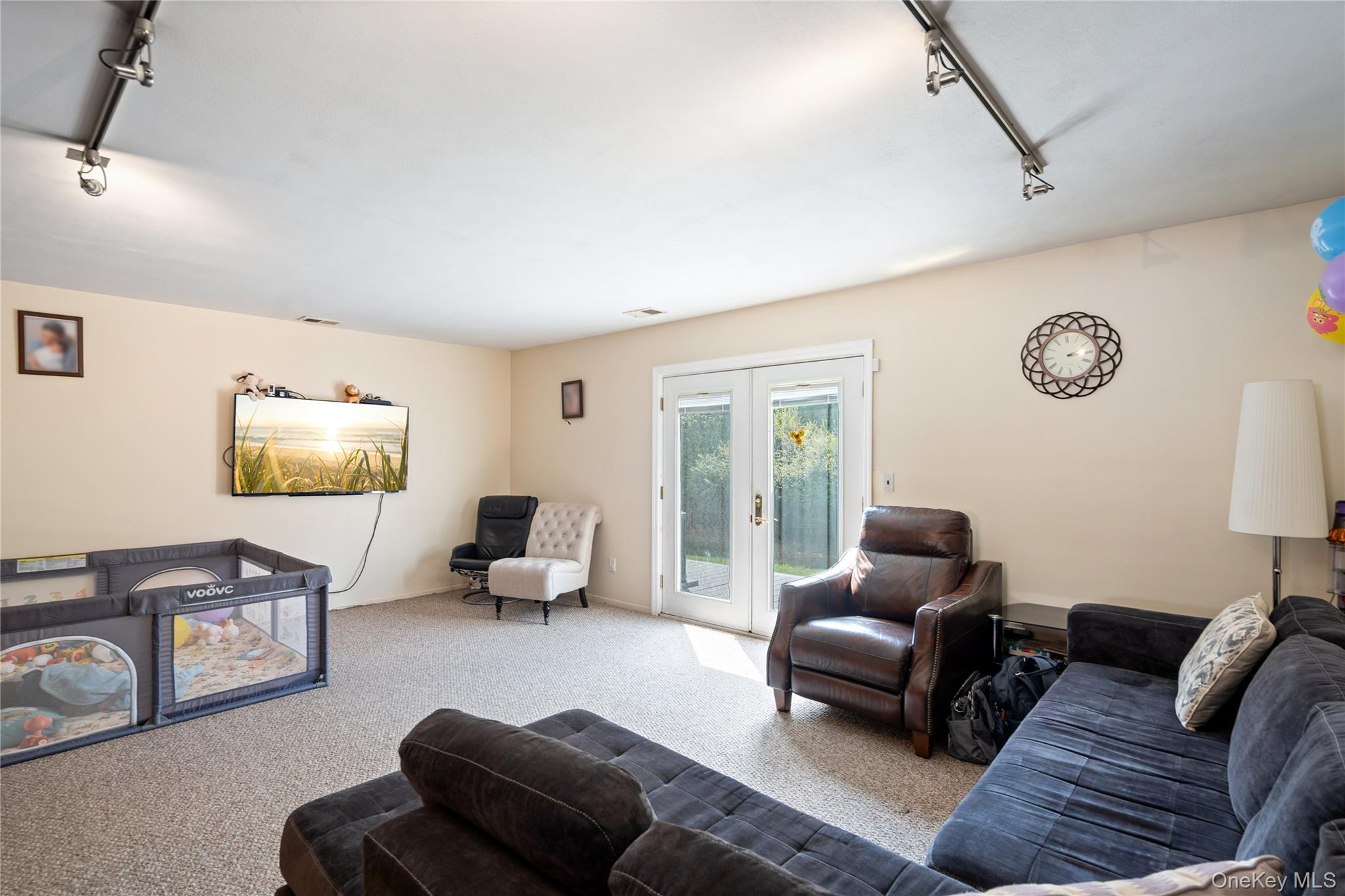 37 Stratford Green, Farmingdale, NY 11735