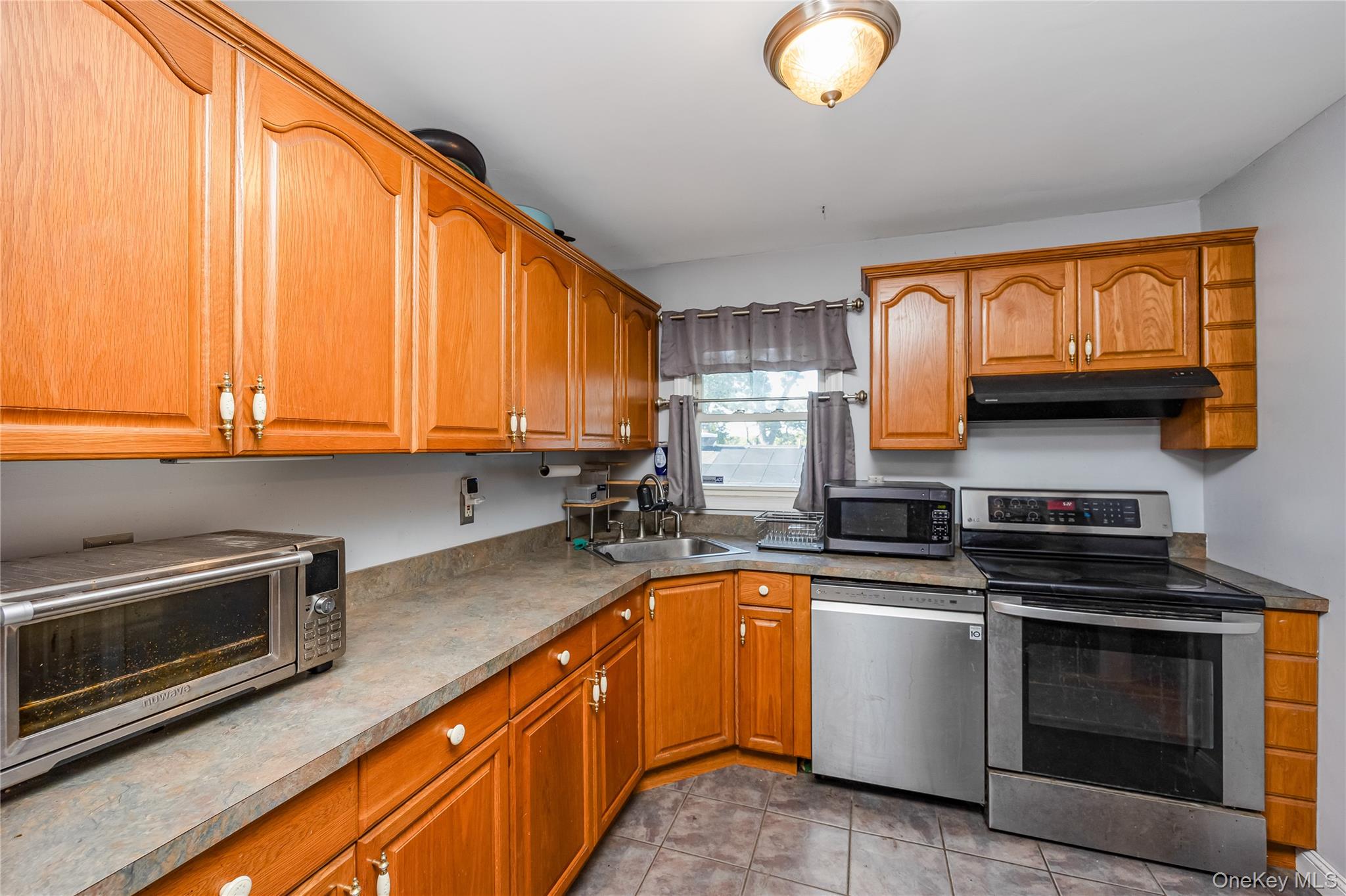 16 Hillside Road, Farmingville, NY 11738