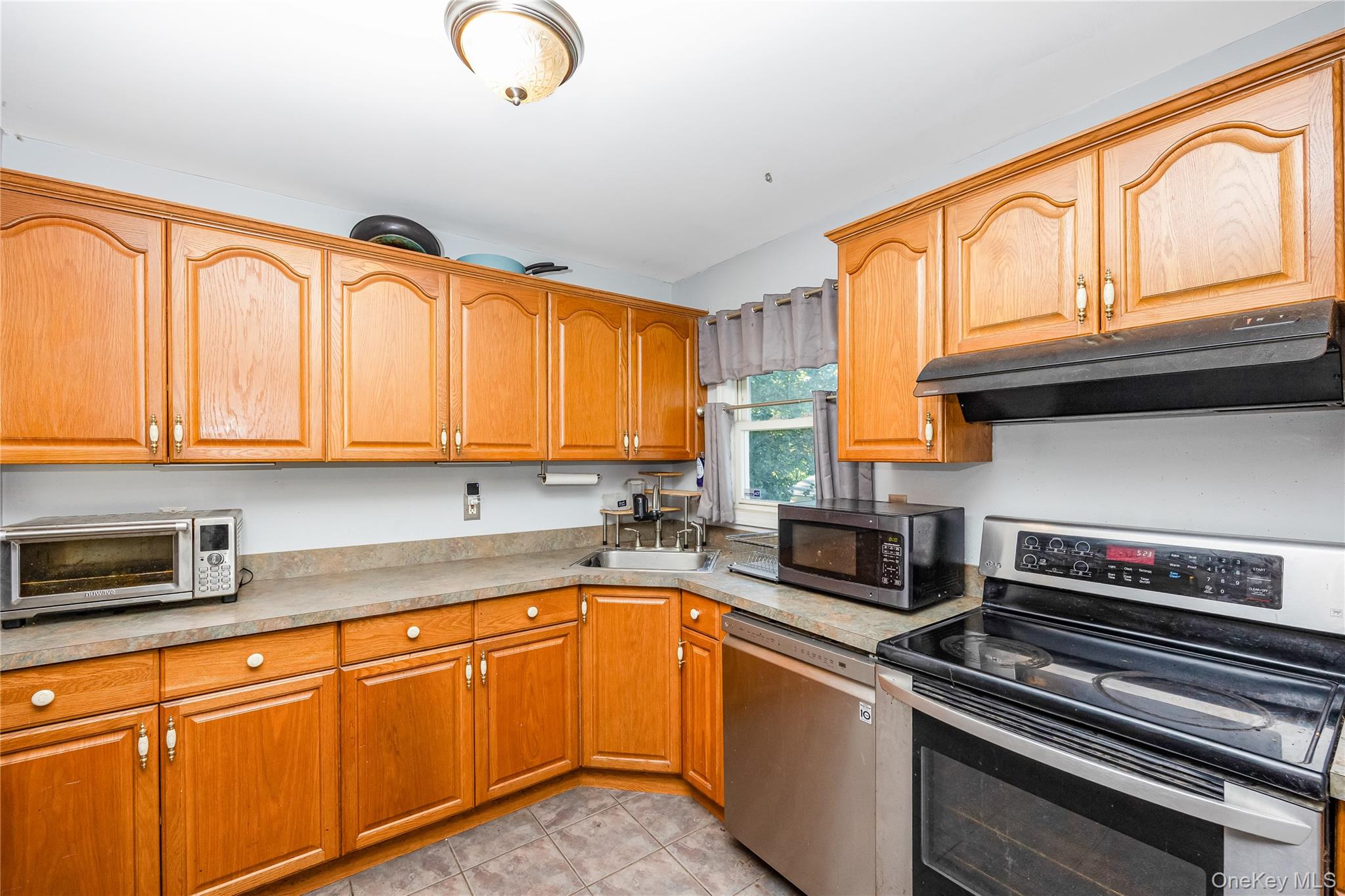 16 Hillside Road, Farmingville, NY 11738