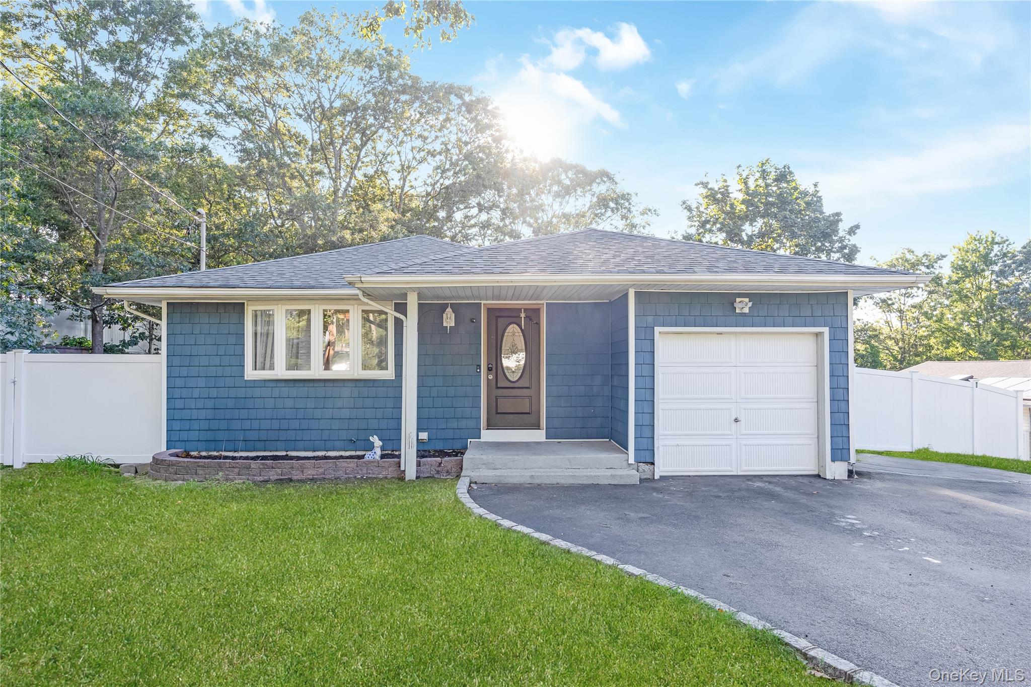 16 Hillside Road, Farmingville, NY 11738