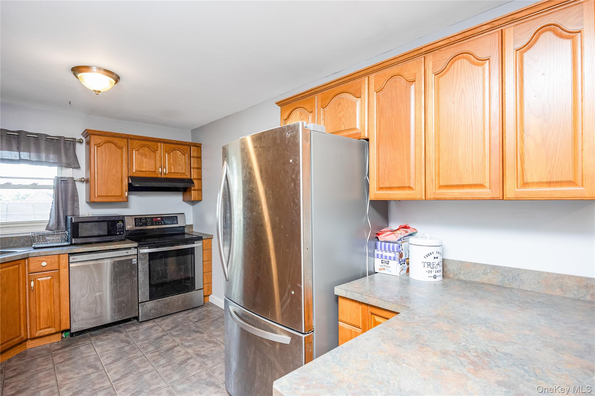 16 Hillside Road, Farmingville, NY 11738