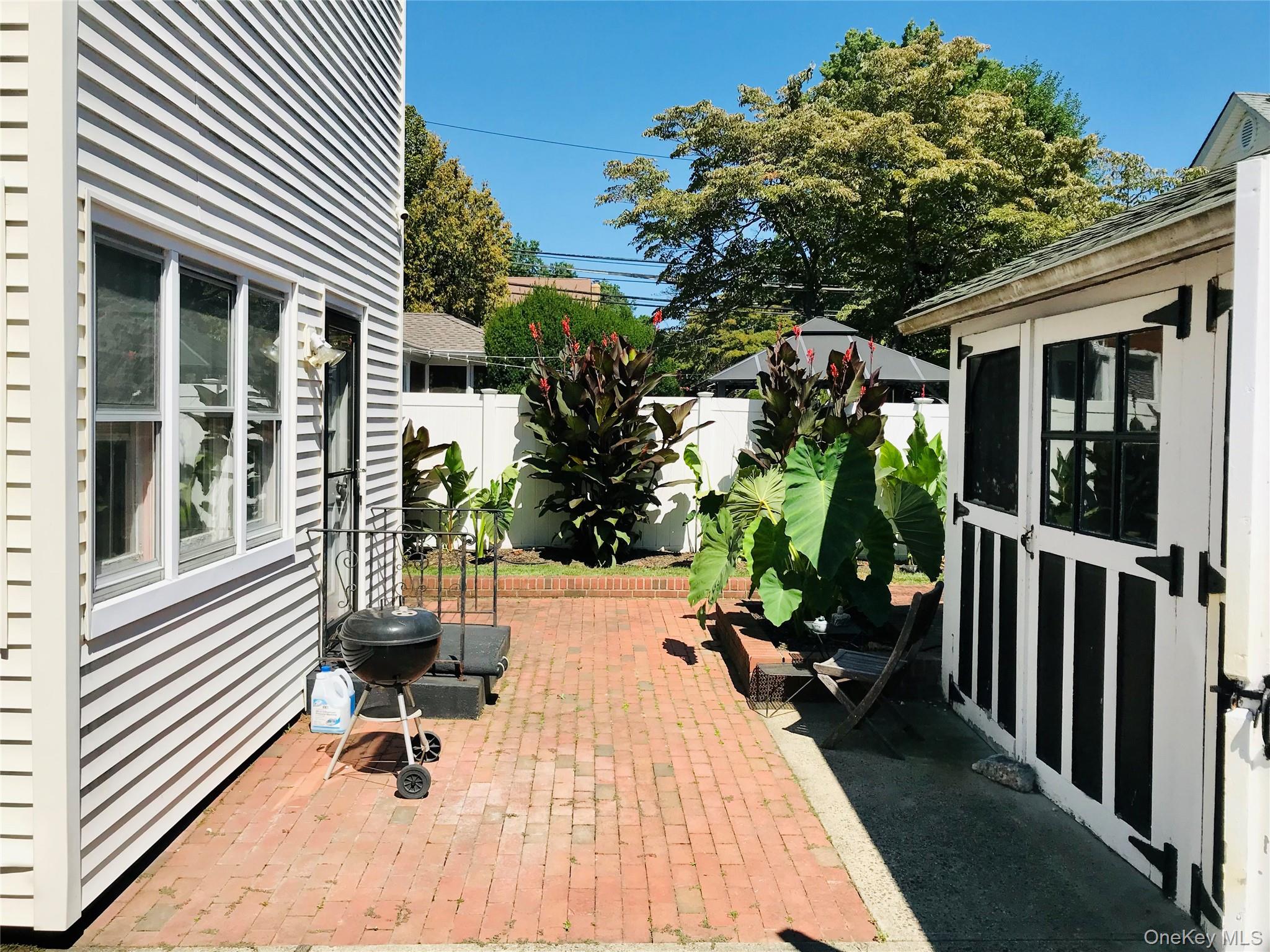 154 Elmwood St, Westbury, NY 11590