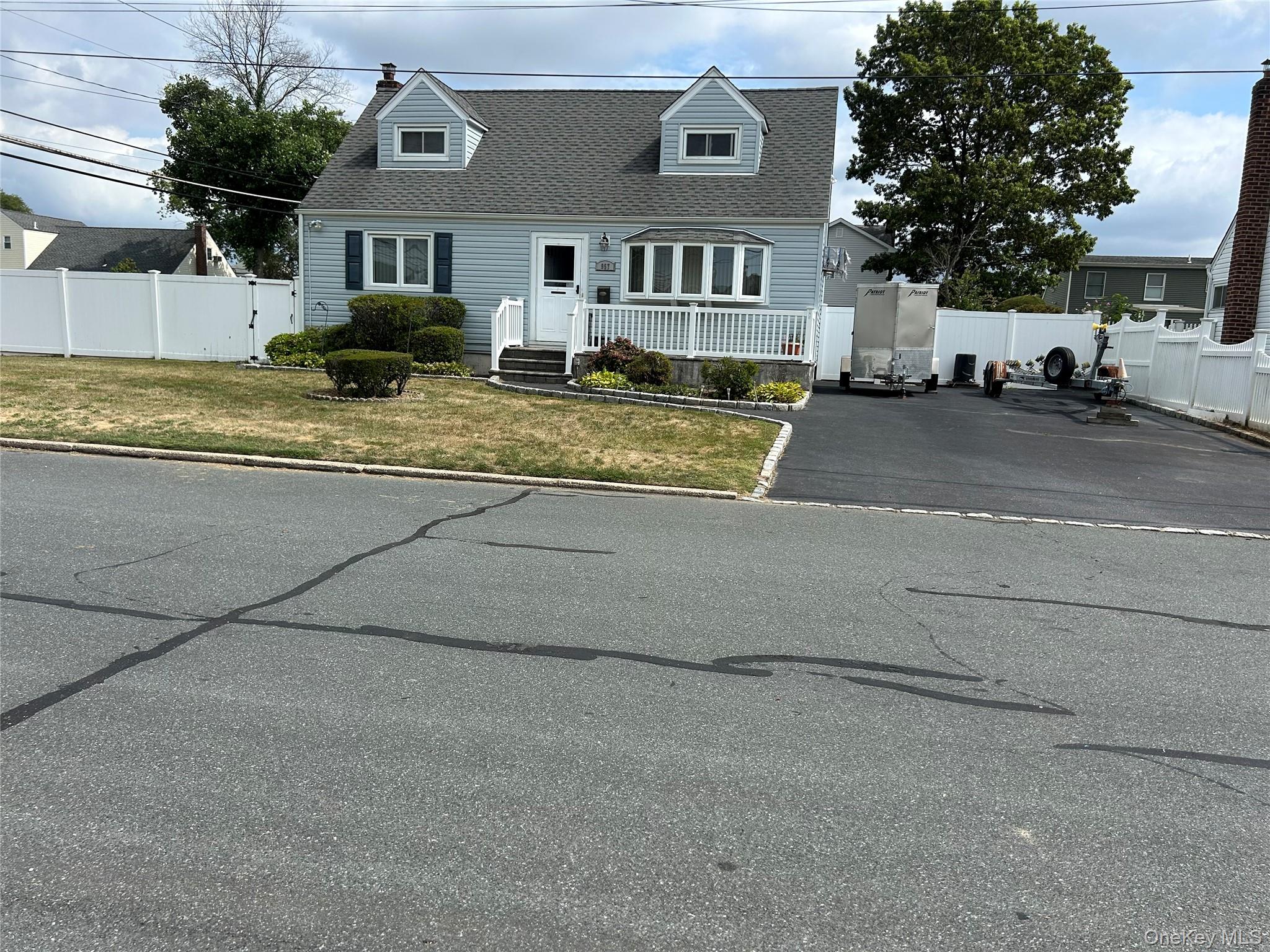 957 N Fulton Avenue, Lindenhurst, NY 11757