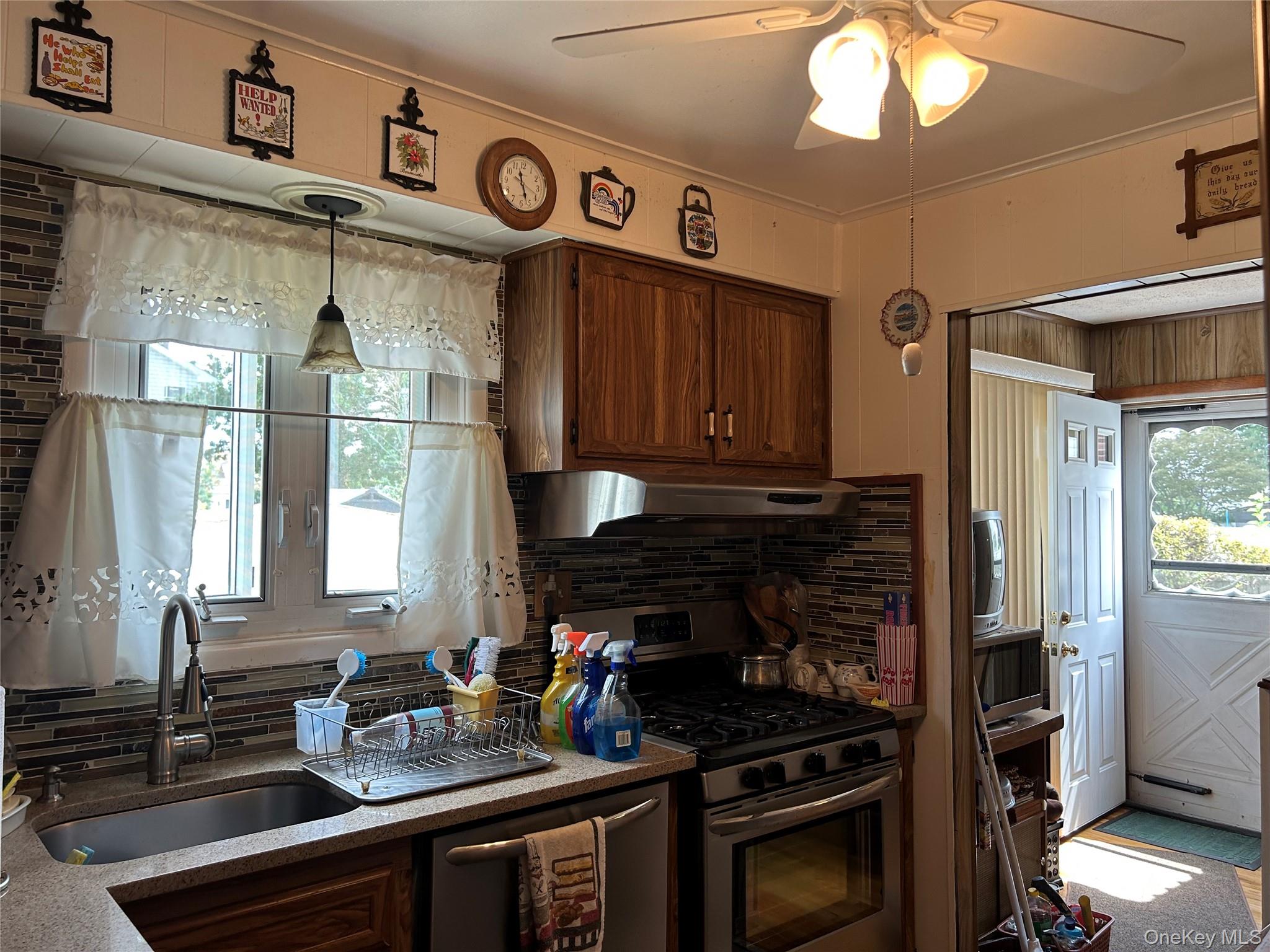 957 N Fulton Avenue, Lindenhurst, NY 11757