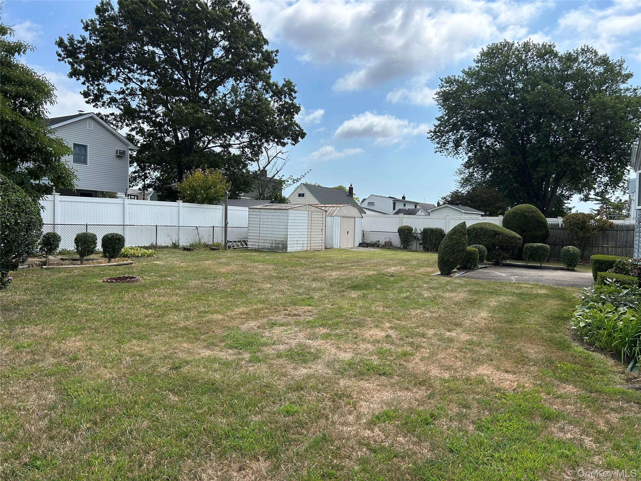 957 N Fulton Avenue, Lindenhurst, NY 11757