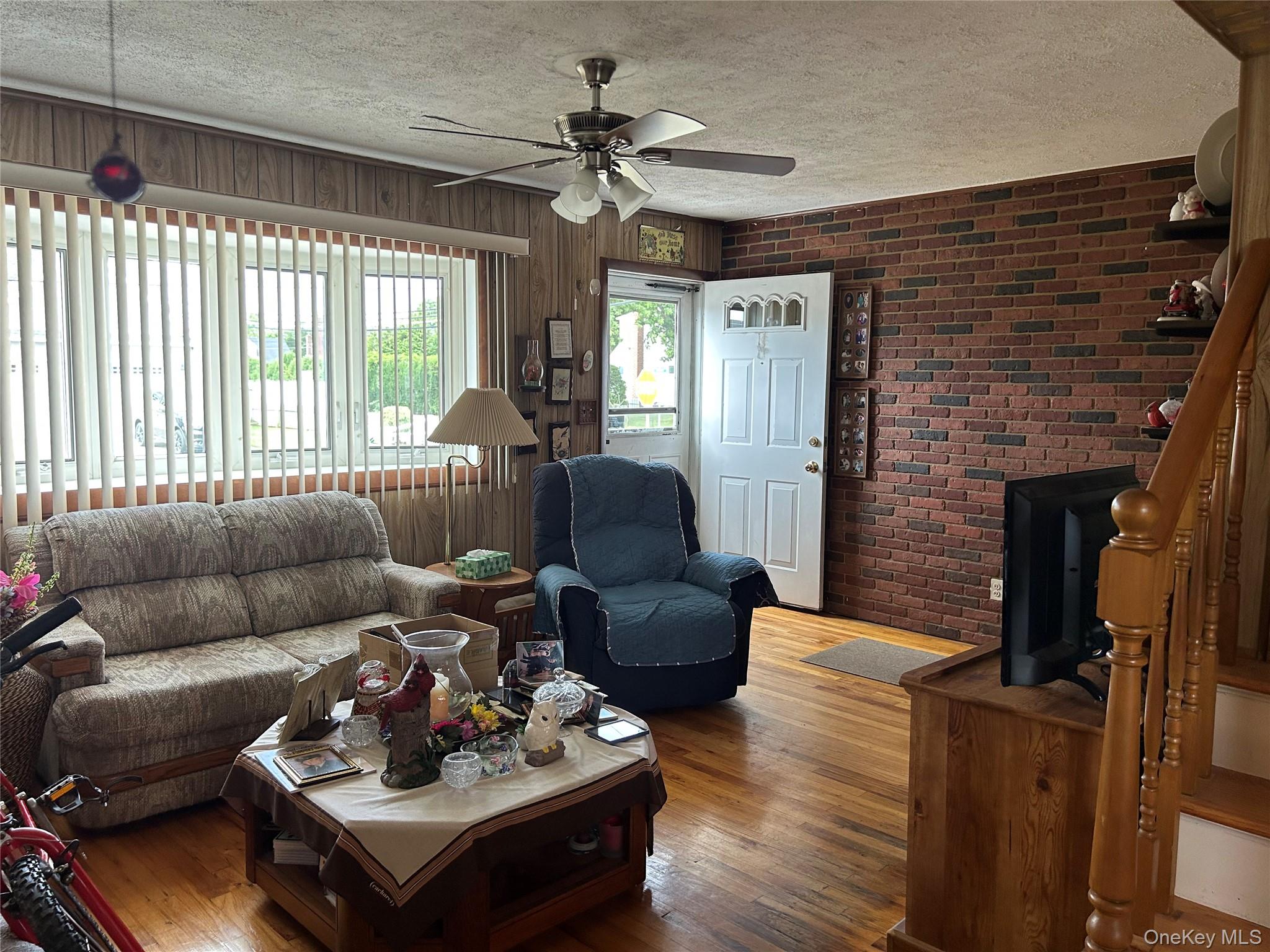 957 N Fulton Avenue, Lindenhurst, NY 11757