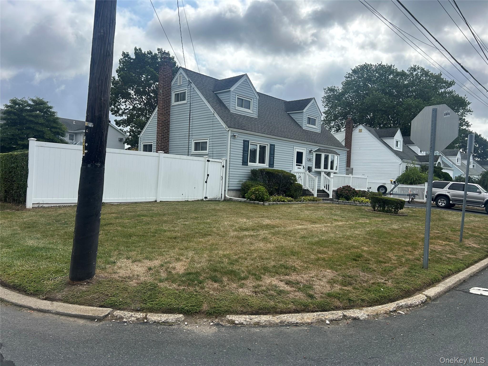 957 N Fulton Avenue, Lindenhurst, NY 11757