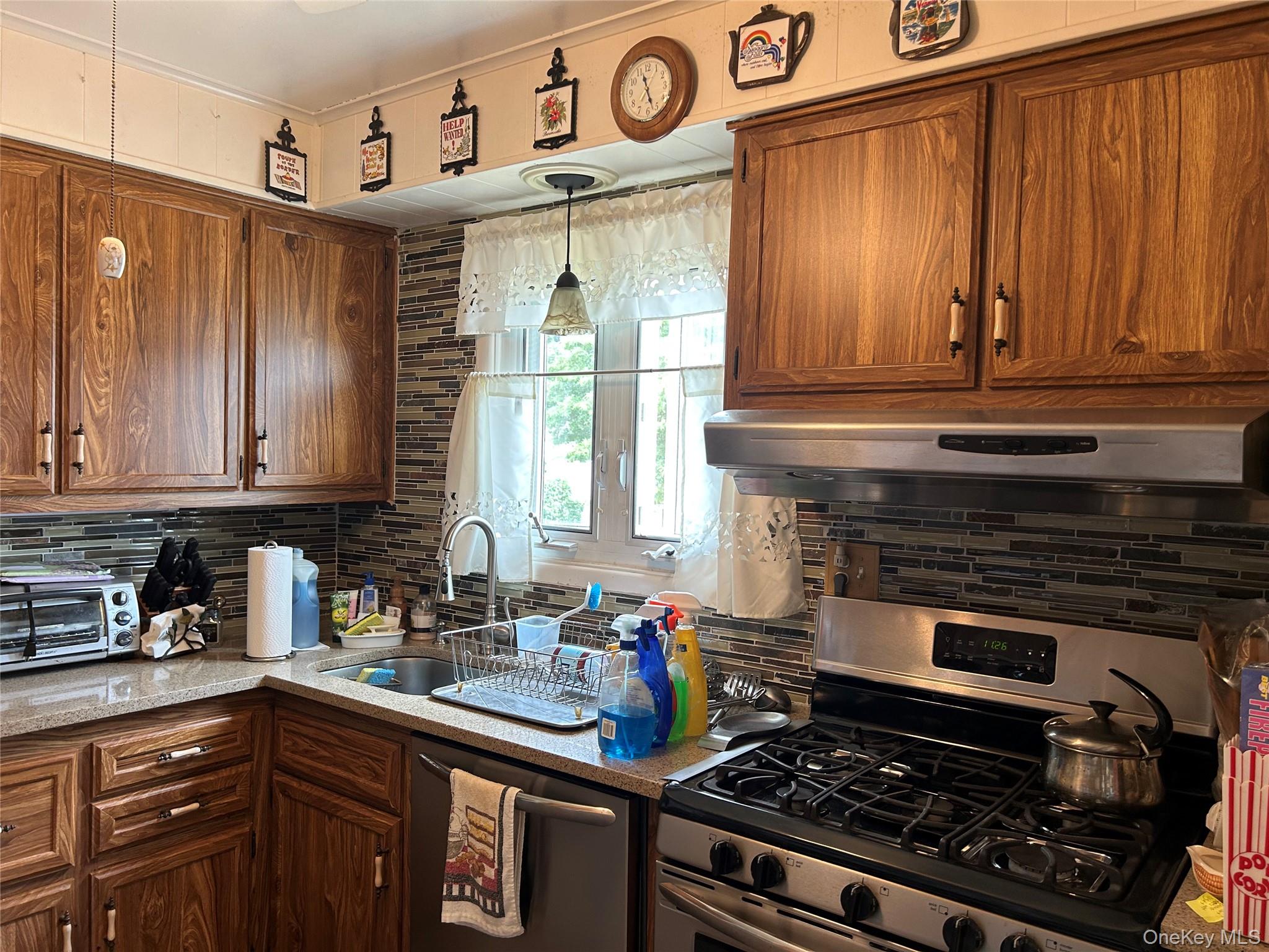 957 N Fulton Avenue, Lindenhurst, NY 11757