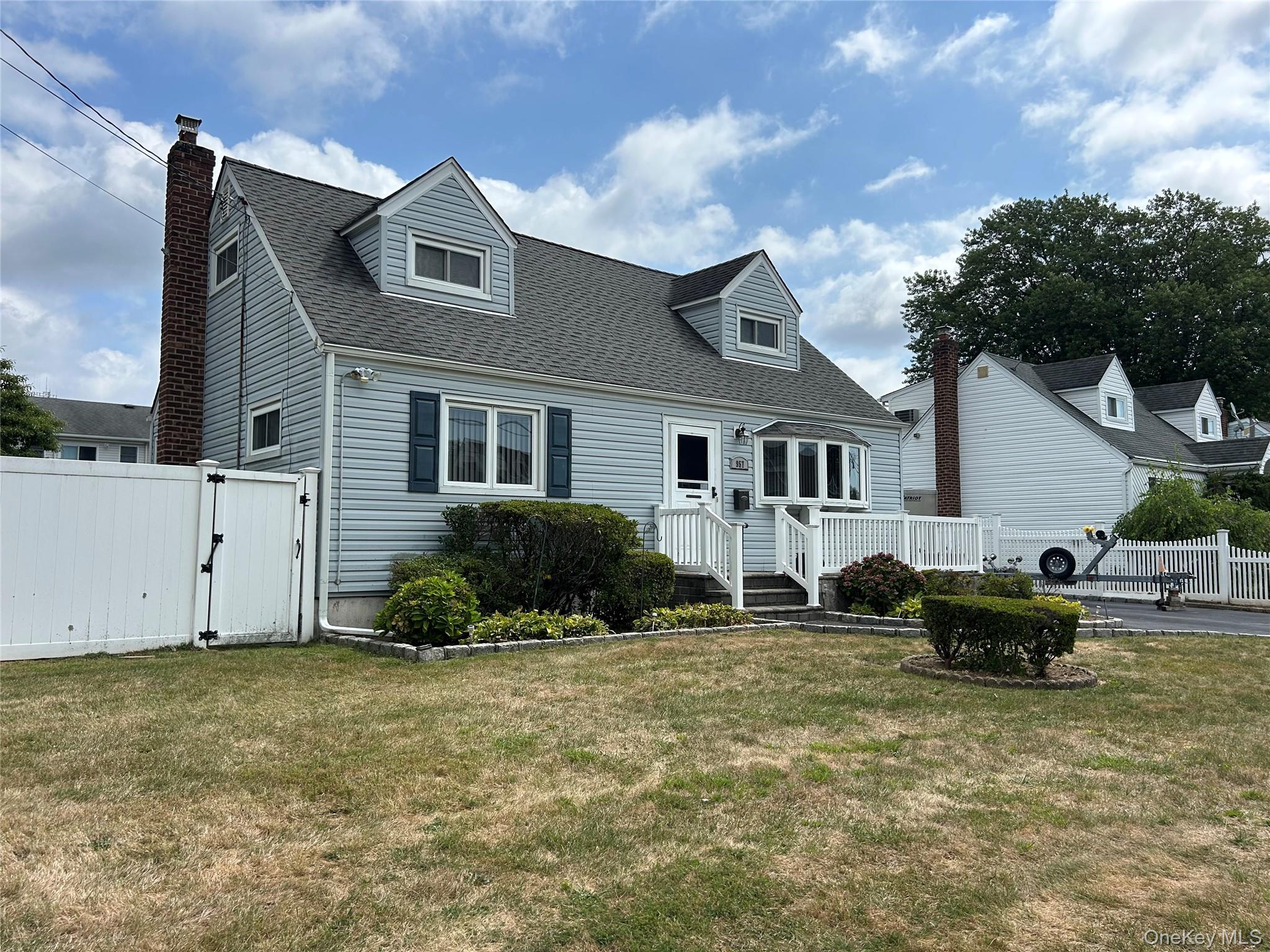 957 N Fulton Avenue, Lindenhurst, NY 11757
