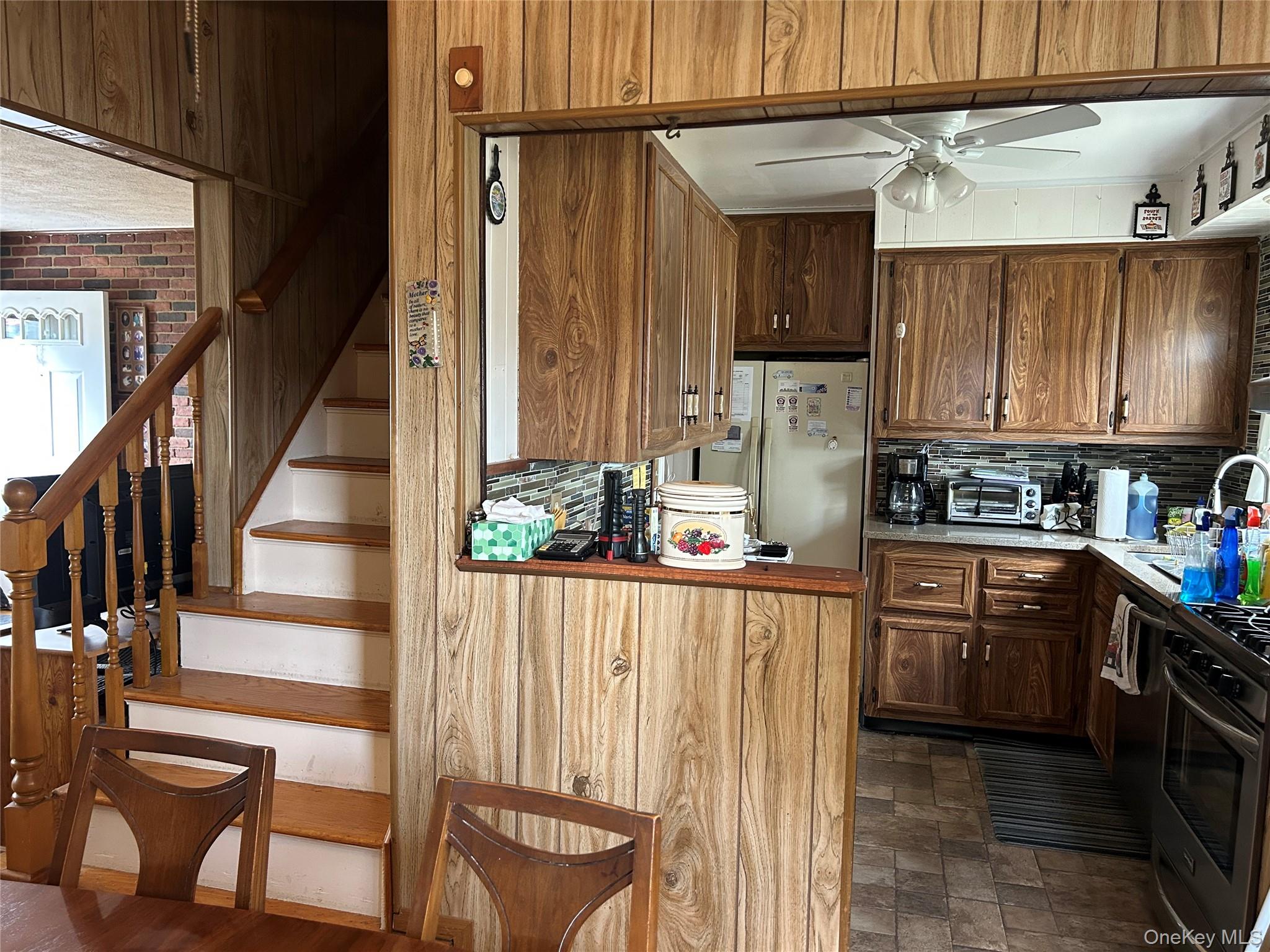 957 N Fulton Avenue, Lindenhurst, NY 11757