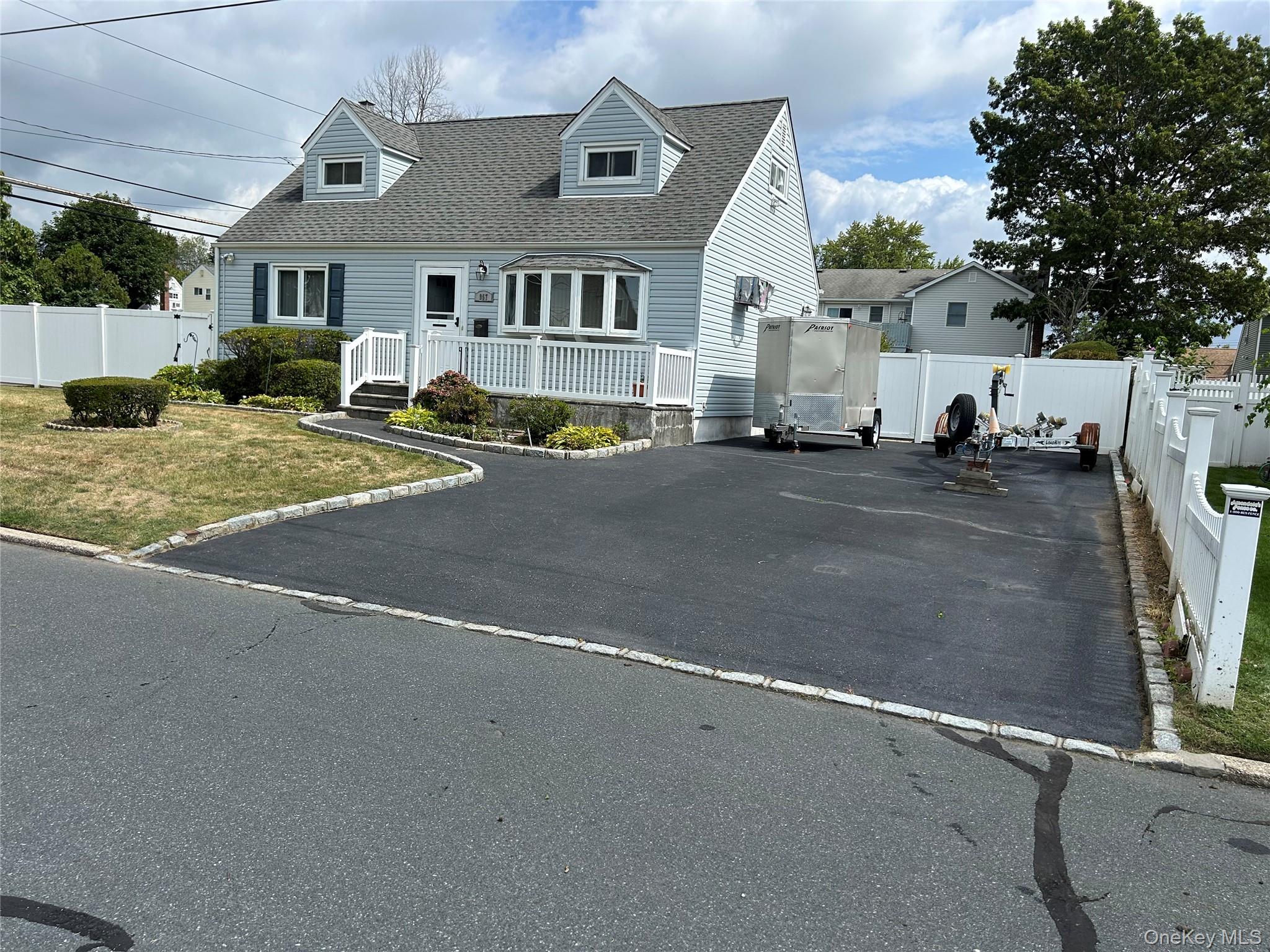957 N Fulton Avenue, Lindenhurst, NY 11757