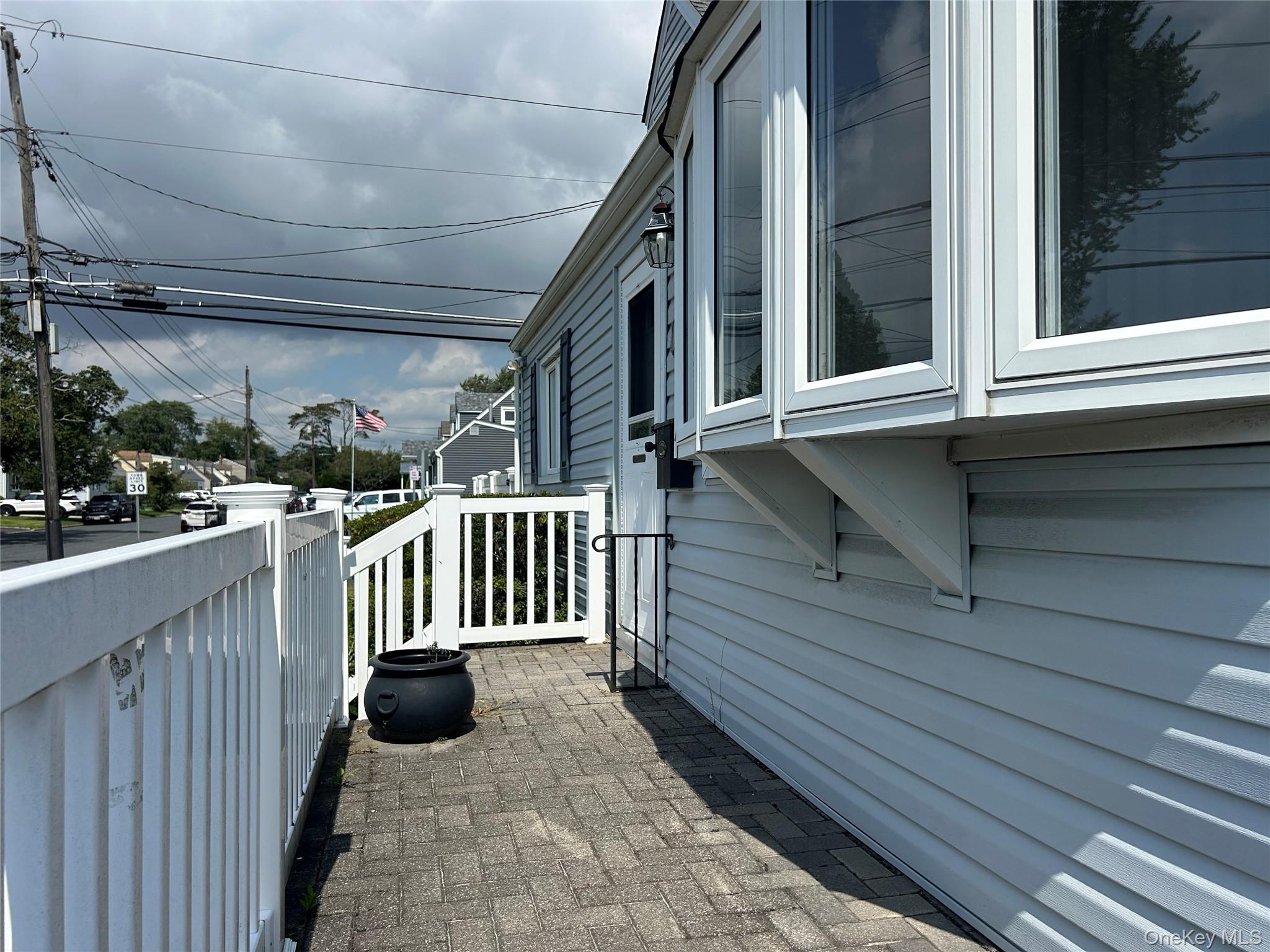 957 N Fulton Avenue, Lindenhurst, NY 11757