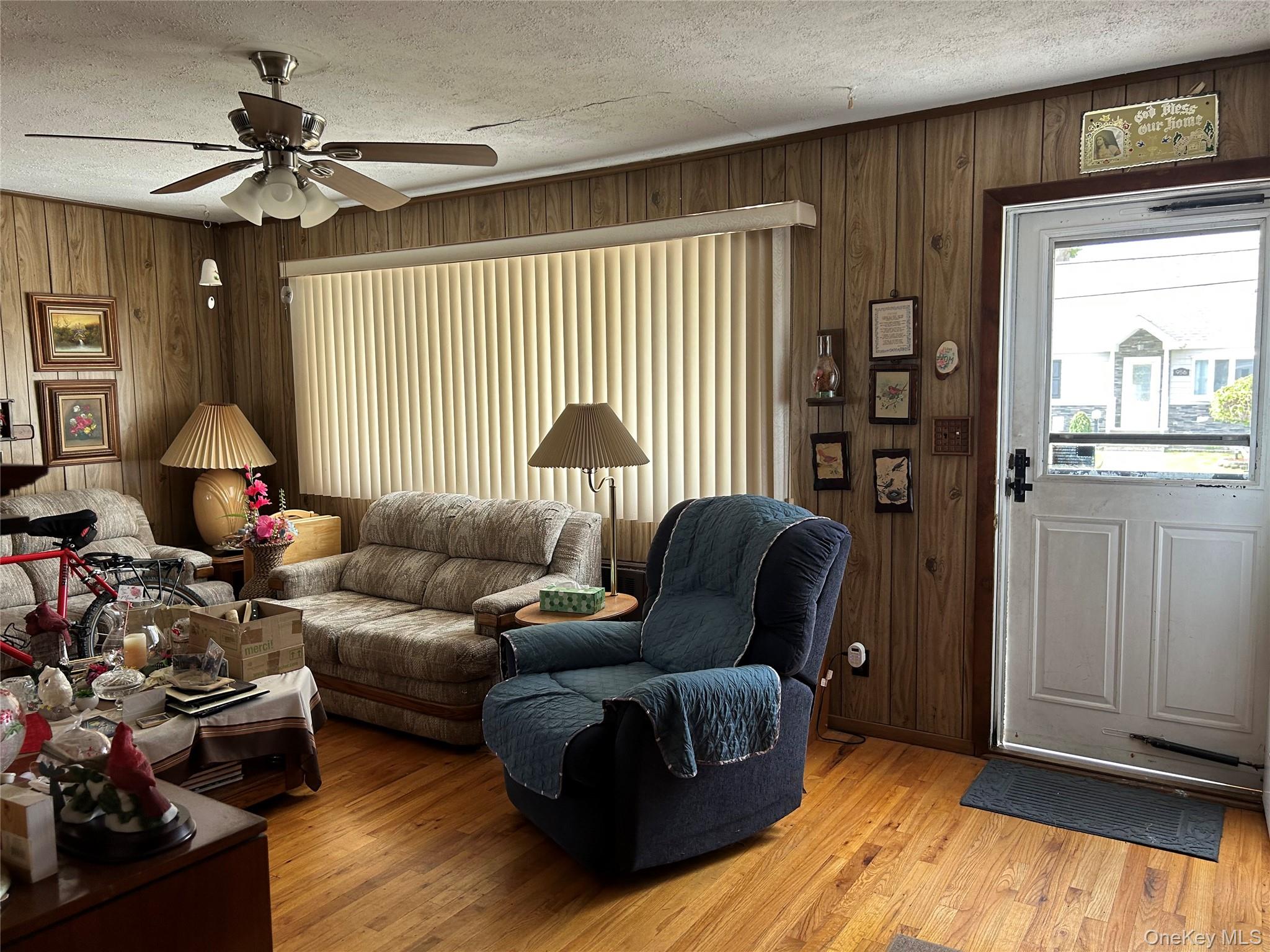 957 N Fulton Avenue, Lindenhurst, NY 11757