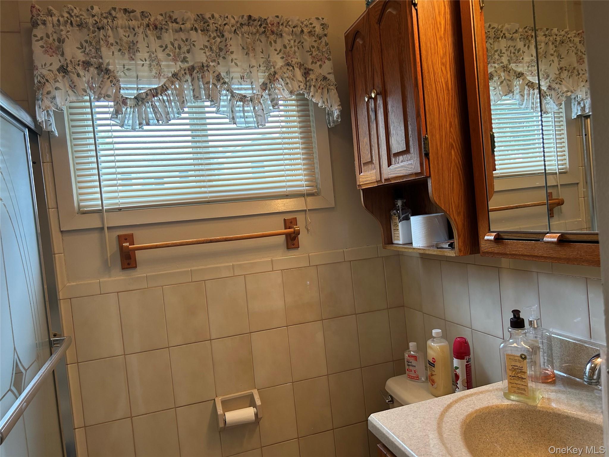 957 N Fulton Avenue, Lindenhurst, NY 11757