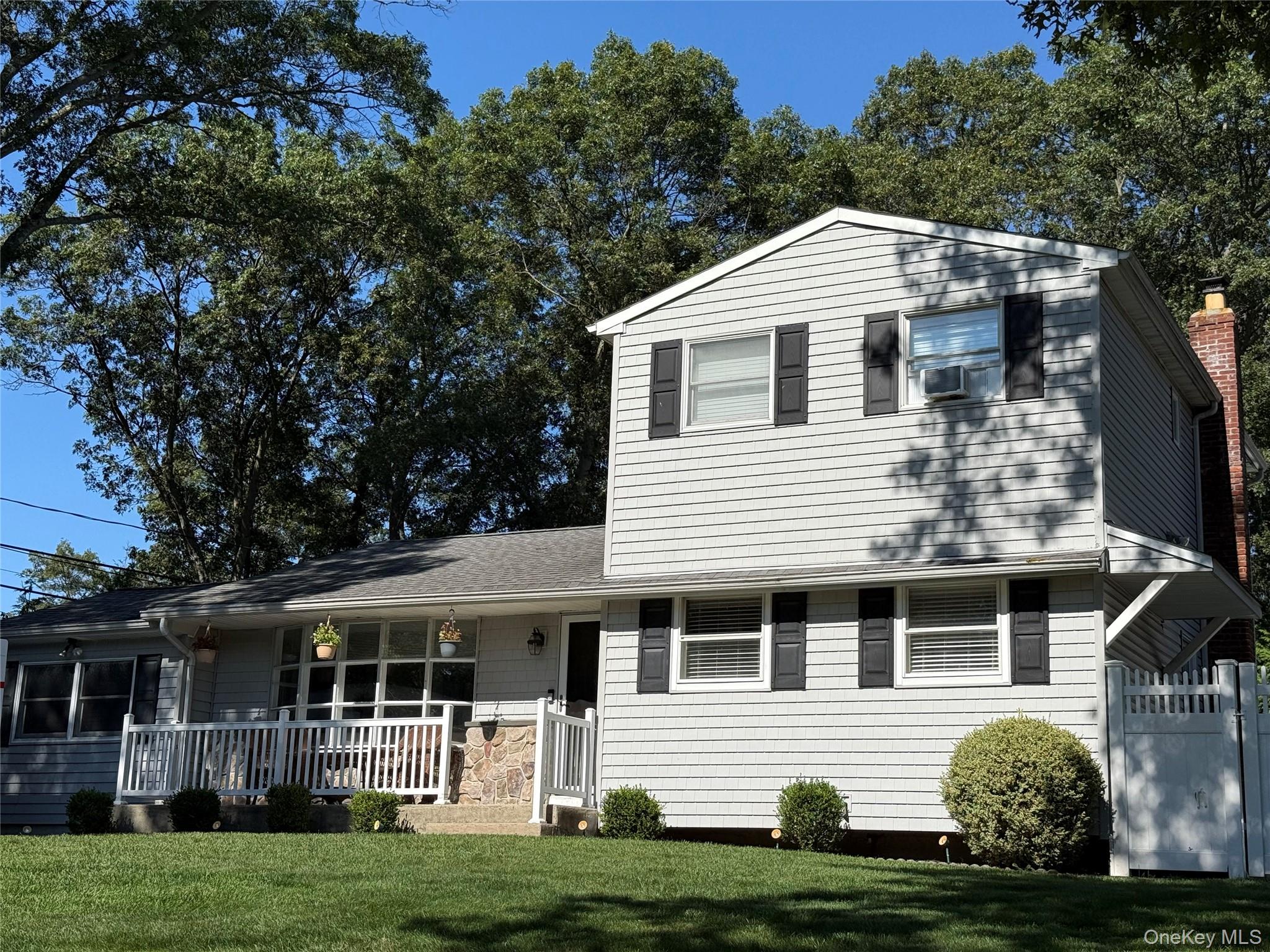 20 Wren Drive, Hauppauge, NY 11788
