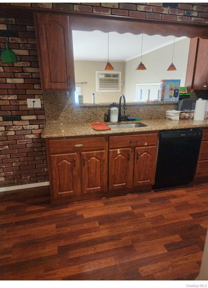 16 Maiden Lane, Lynbrook, NY 11563