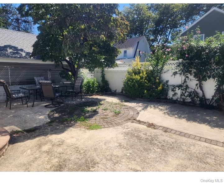 16 Maiden Lane, Lynbrook, NY 11563