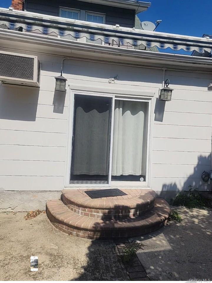 16 Maiden Lane, Lynbrook, NY 11563