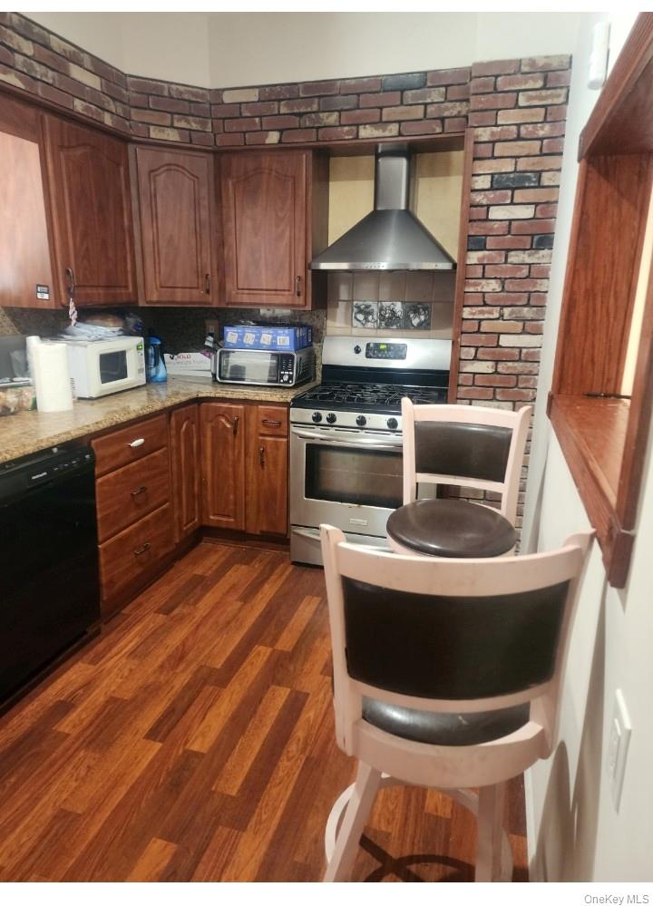 16 Maiden Lane, Lynbrook, NY 11563