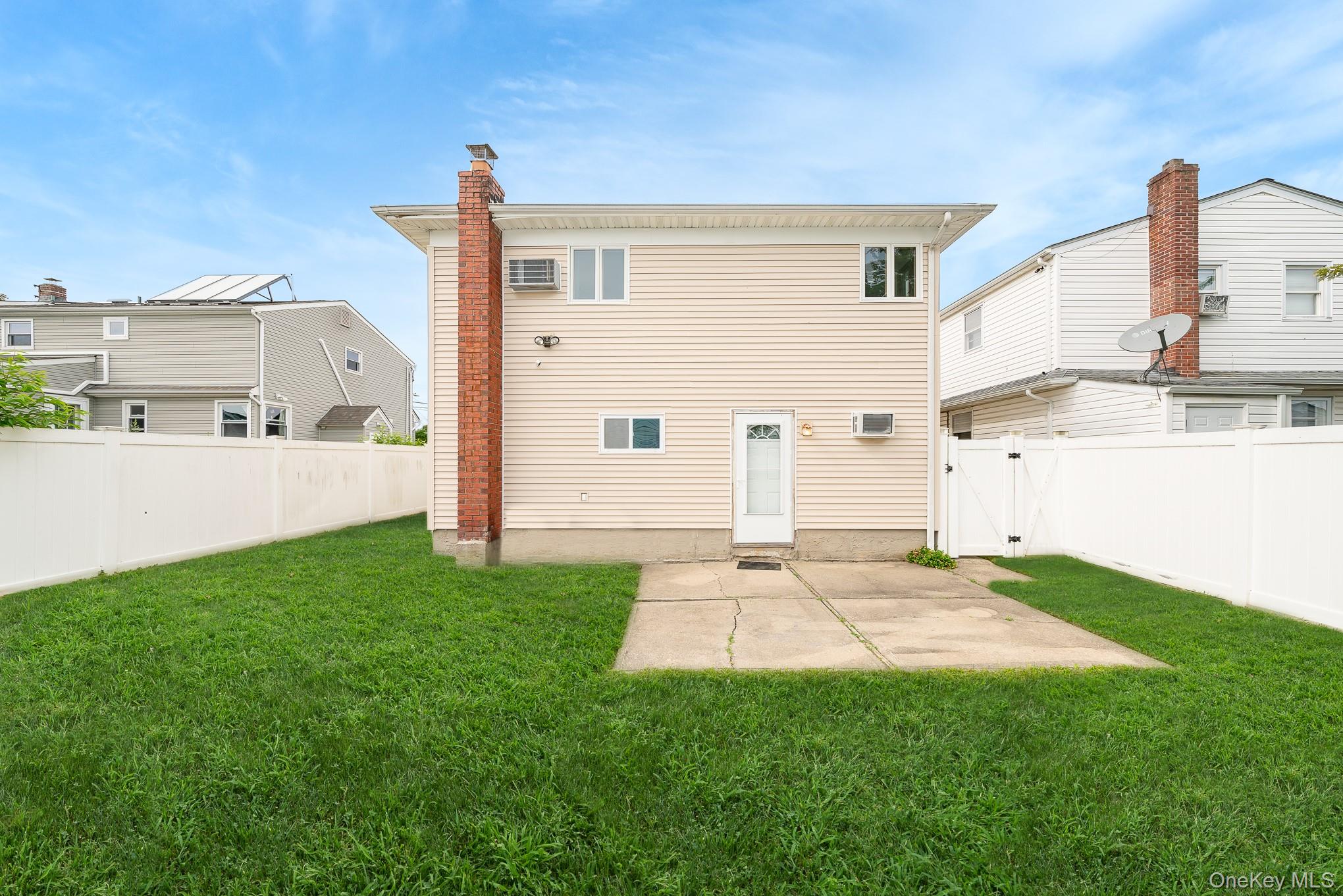 47 W Granada Avenue, Lindenhurst, NY 11757