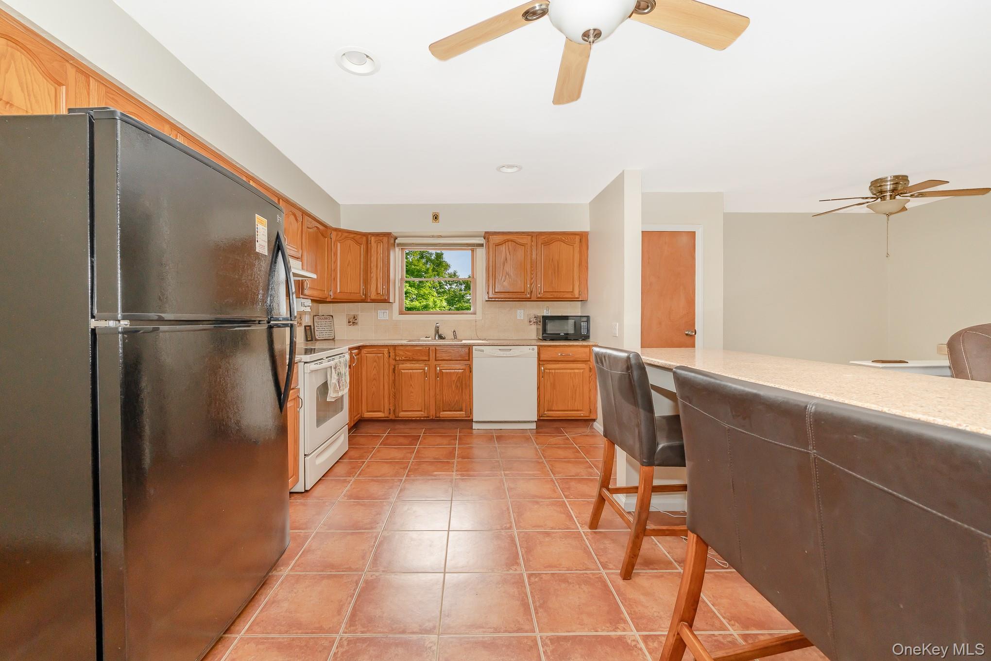 47 W Granada Avenue, Lindenhurst, NY 11757