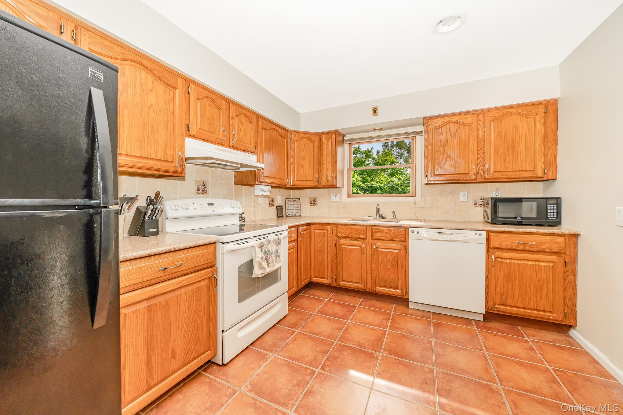 47 W Granada Avenue, Lindenhurst, NY 11757