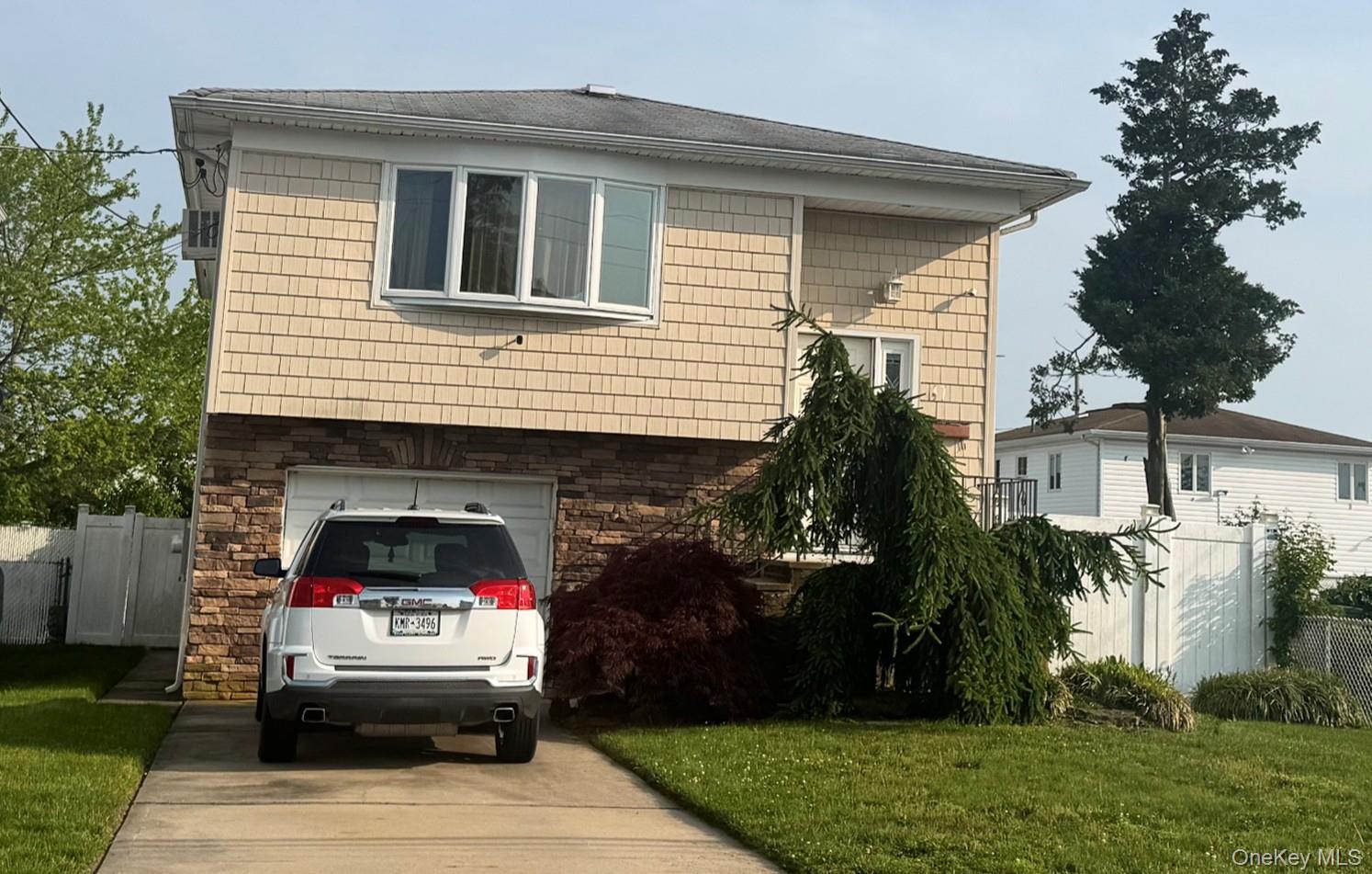 47 W Granada Avenue, Lindenhurst, NY 11757