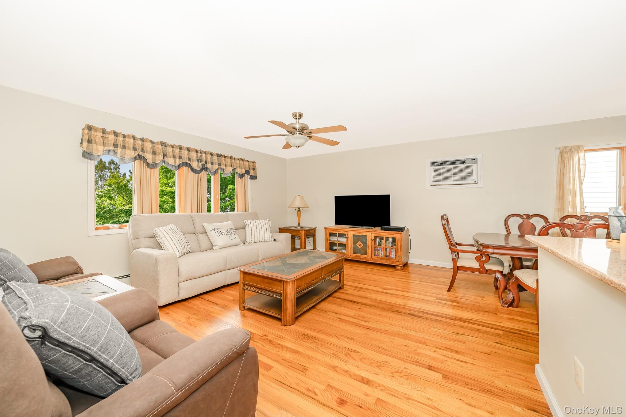 47 W Granada Avenue, Lindenhurst, NY 11757