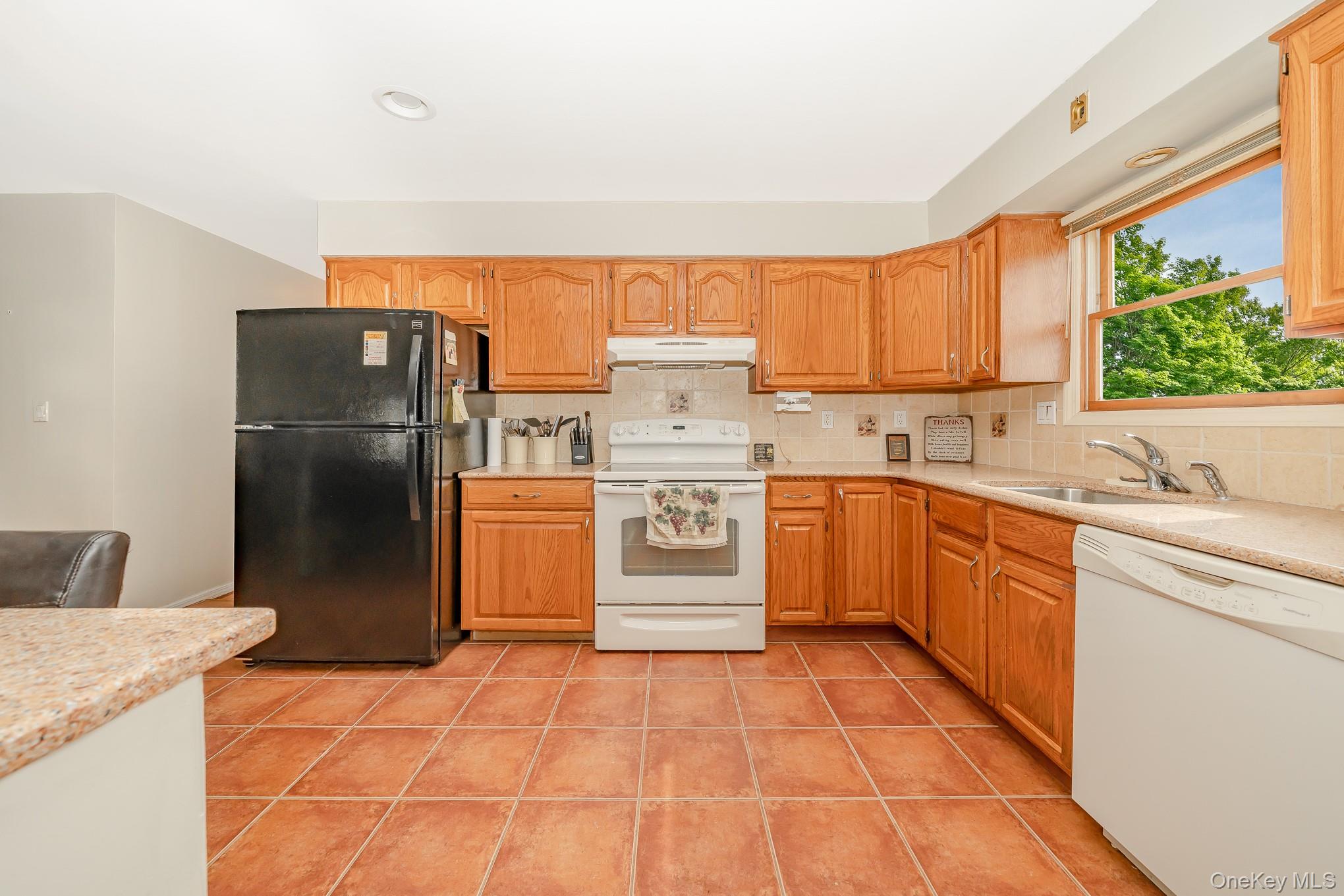 47 W Granada Avenue, Lindenhurst, NY 11757