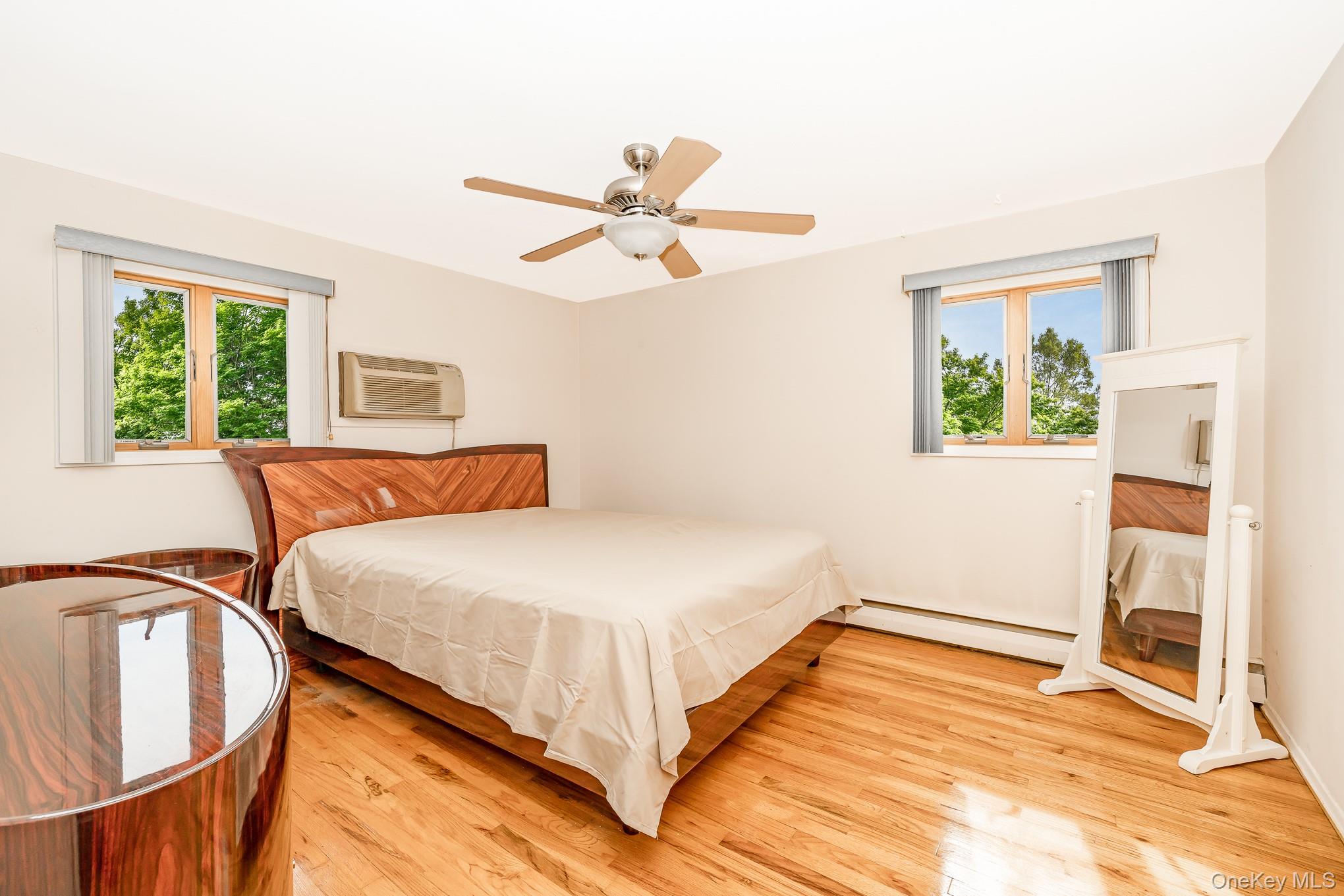 47 W Granada Avenue, Lindenhurst, NY 11757