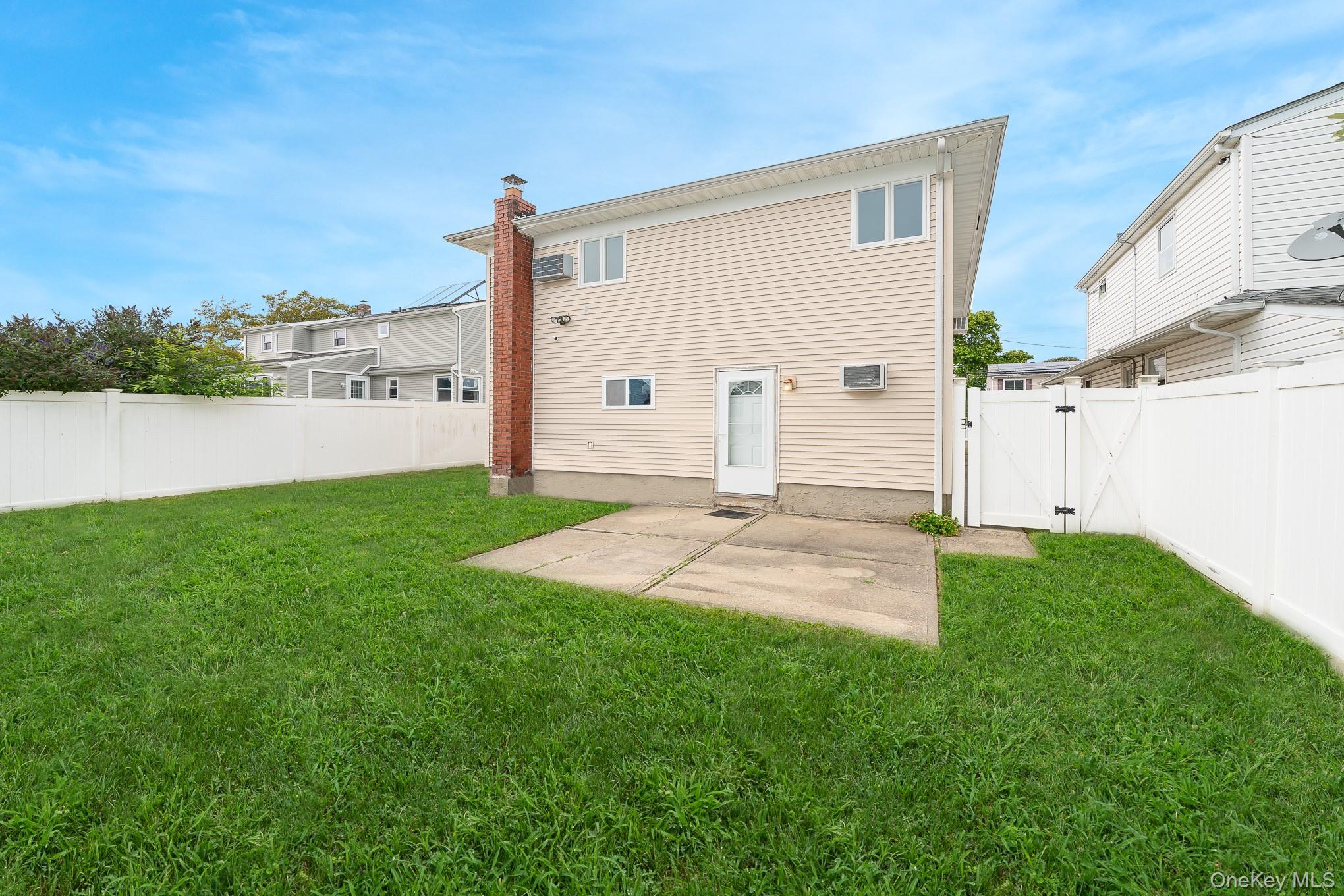 47 W Granada Avenue, Lindenhurst, NY 11757