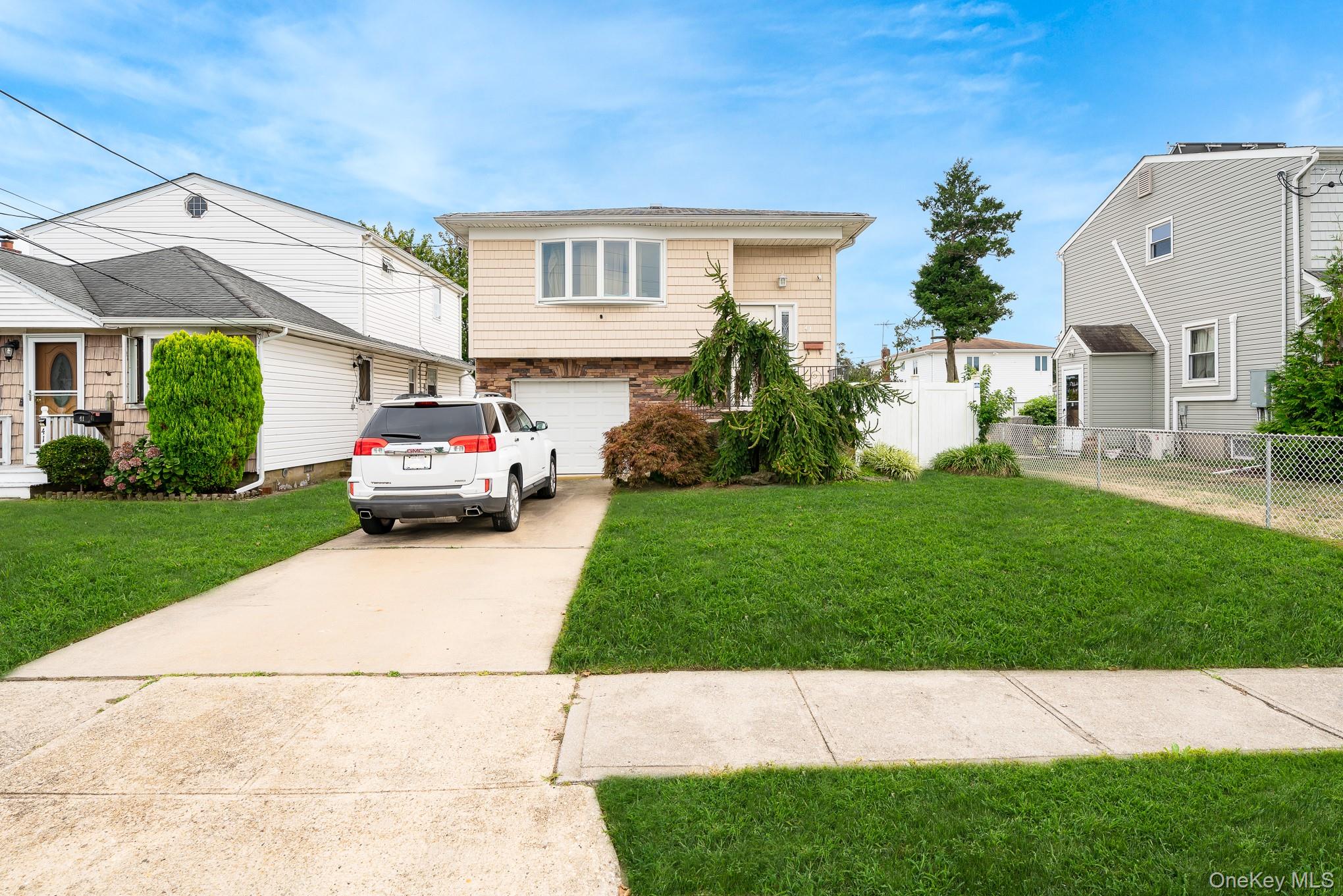 47 W Granada Avenue, Lindenhurst, NY 11757