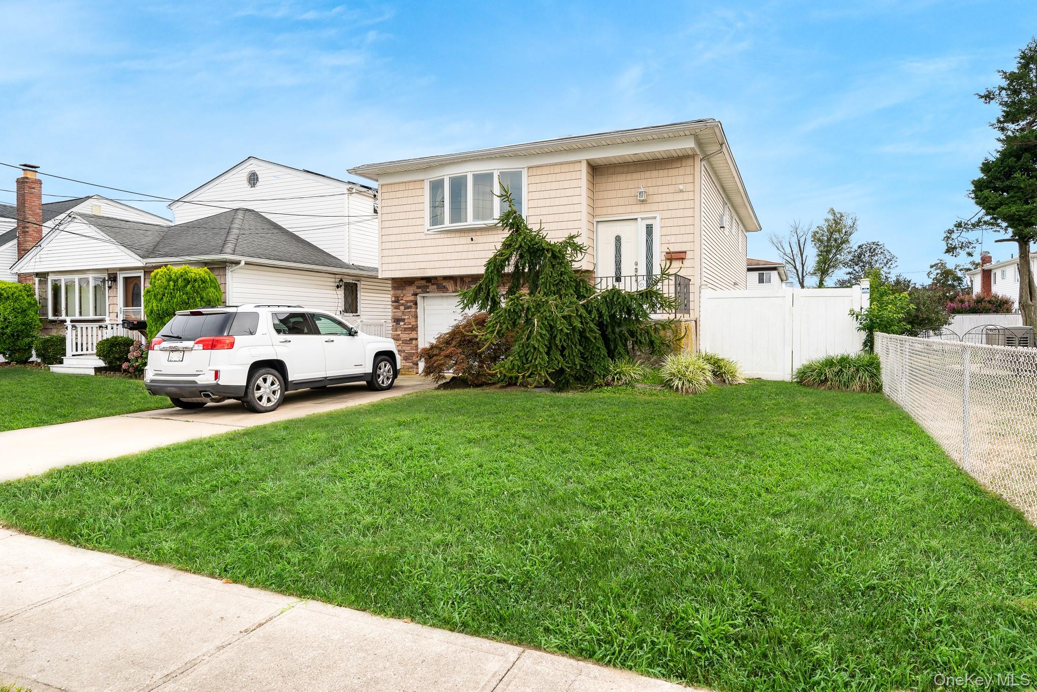 47 W Granada Avenue, Lindenhurst, NY 11757