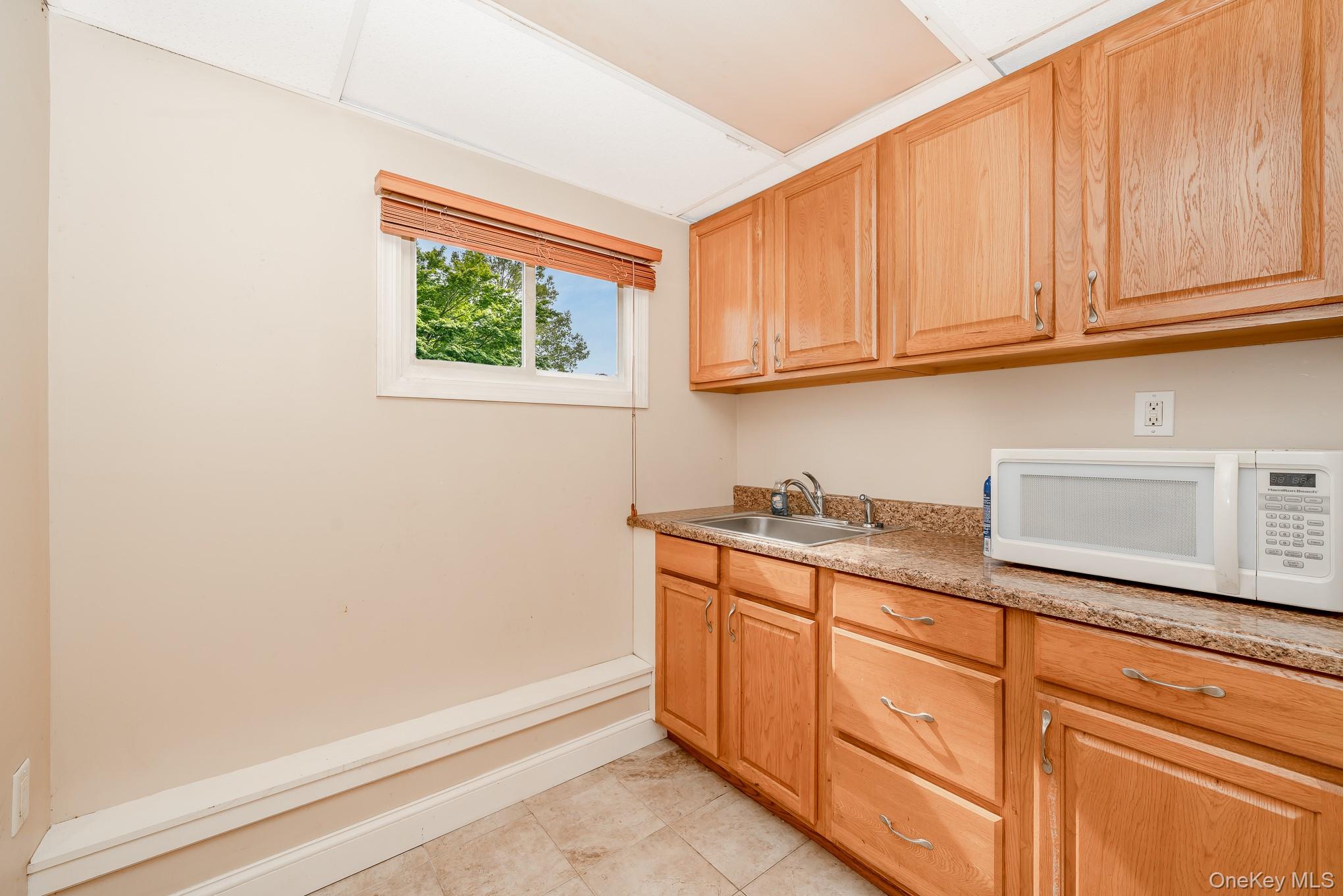 47 W Granada Avenue, Lindenhurst, NY 11757