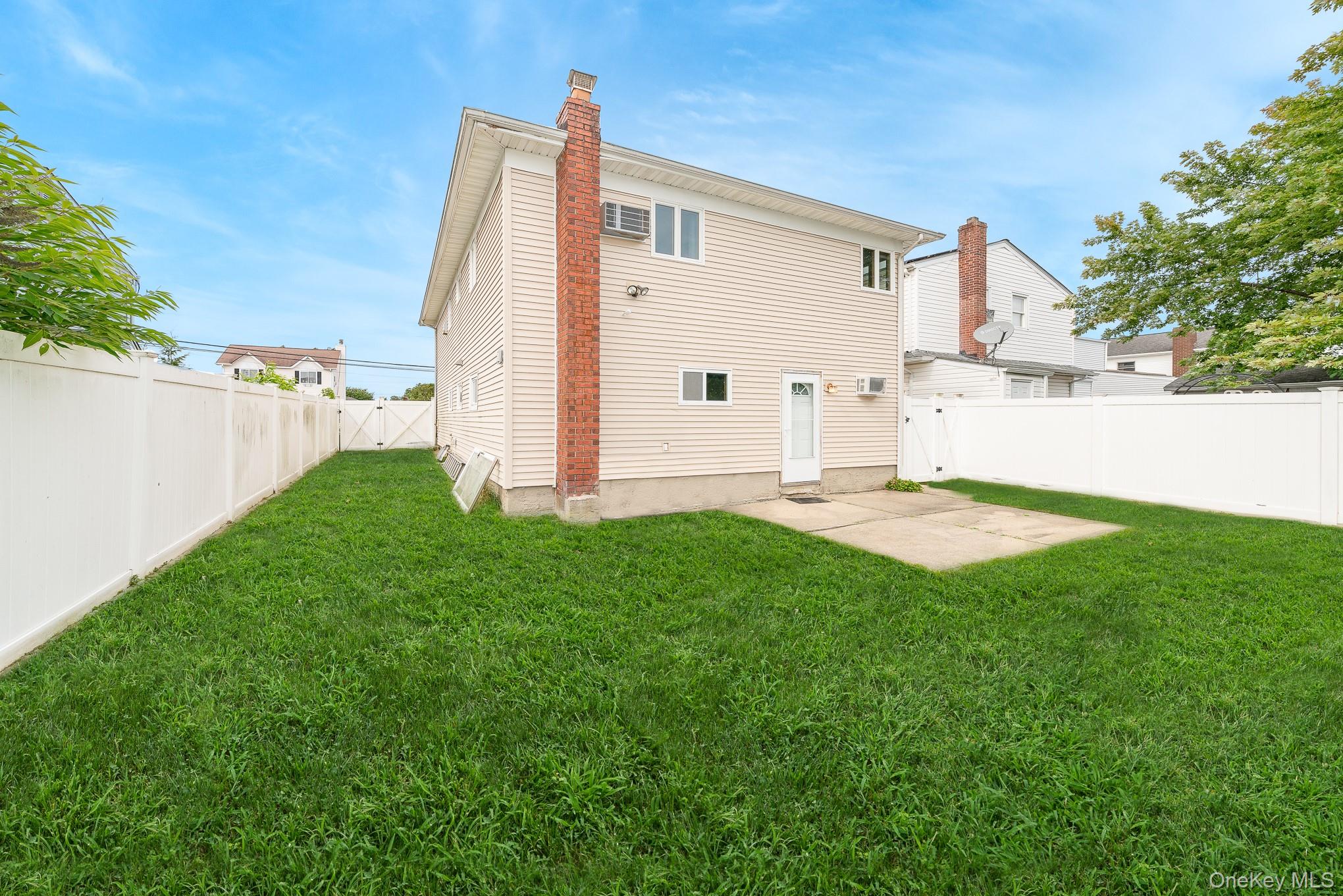 47 W Granada Avenue, Lindenhurst, NY 11757