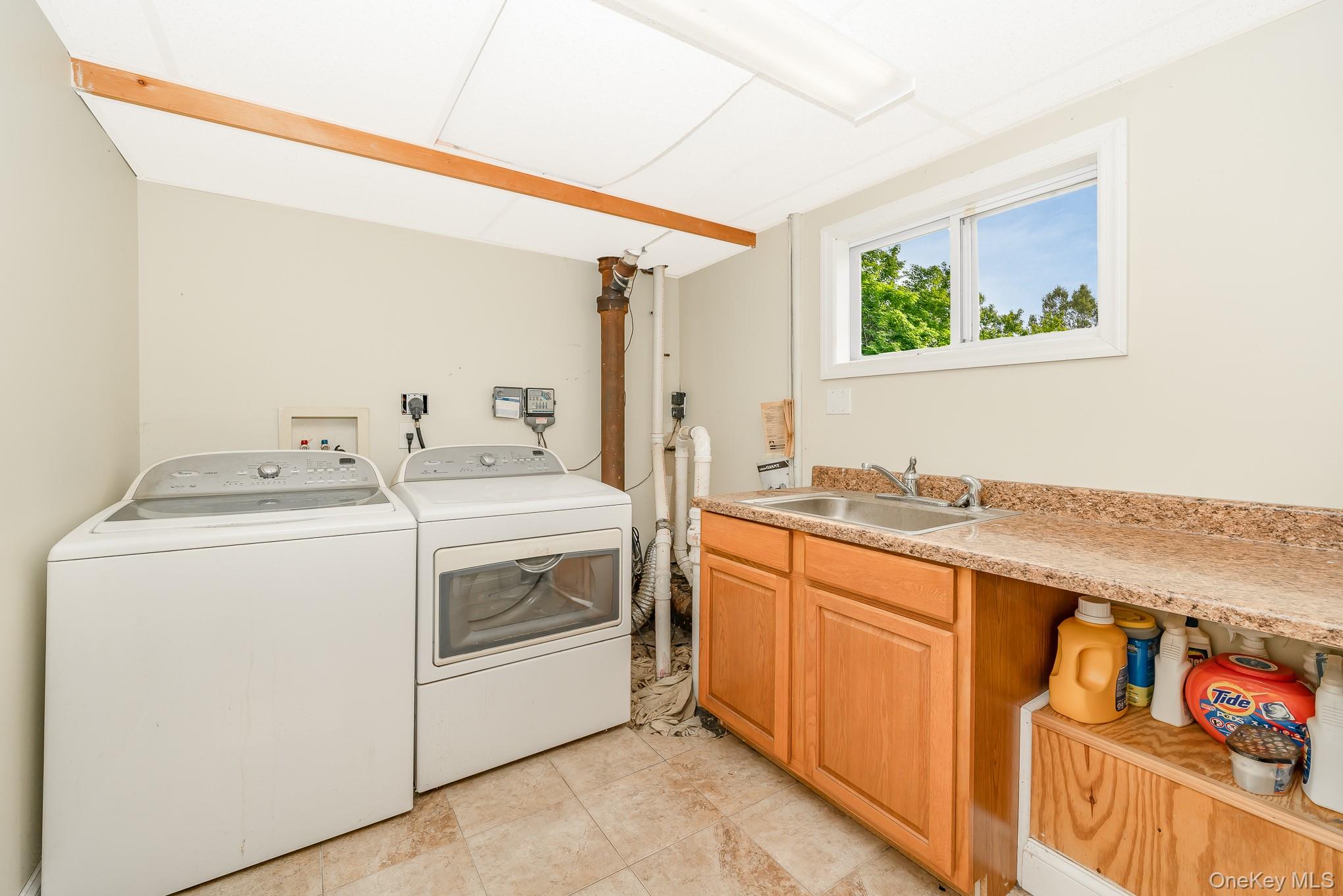 47 W Granada Avenue, Lindenhurst, NY 11757