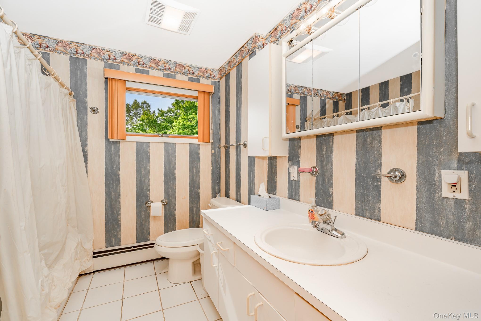 47 W Granada Avenue, Lindenhurst, NY 11757