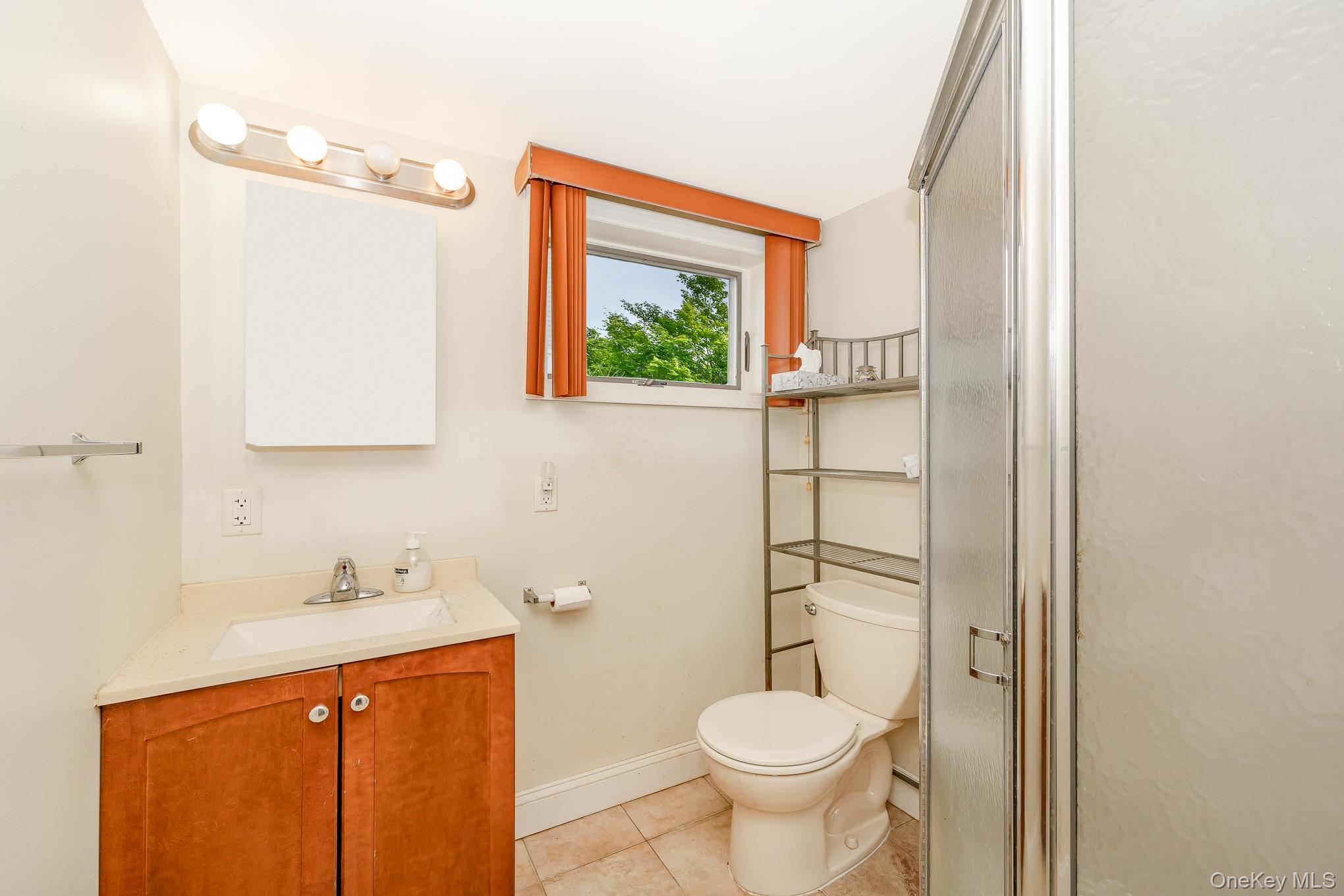 47 W Granada Avenue, Lindenhurst, NY 11757