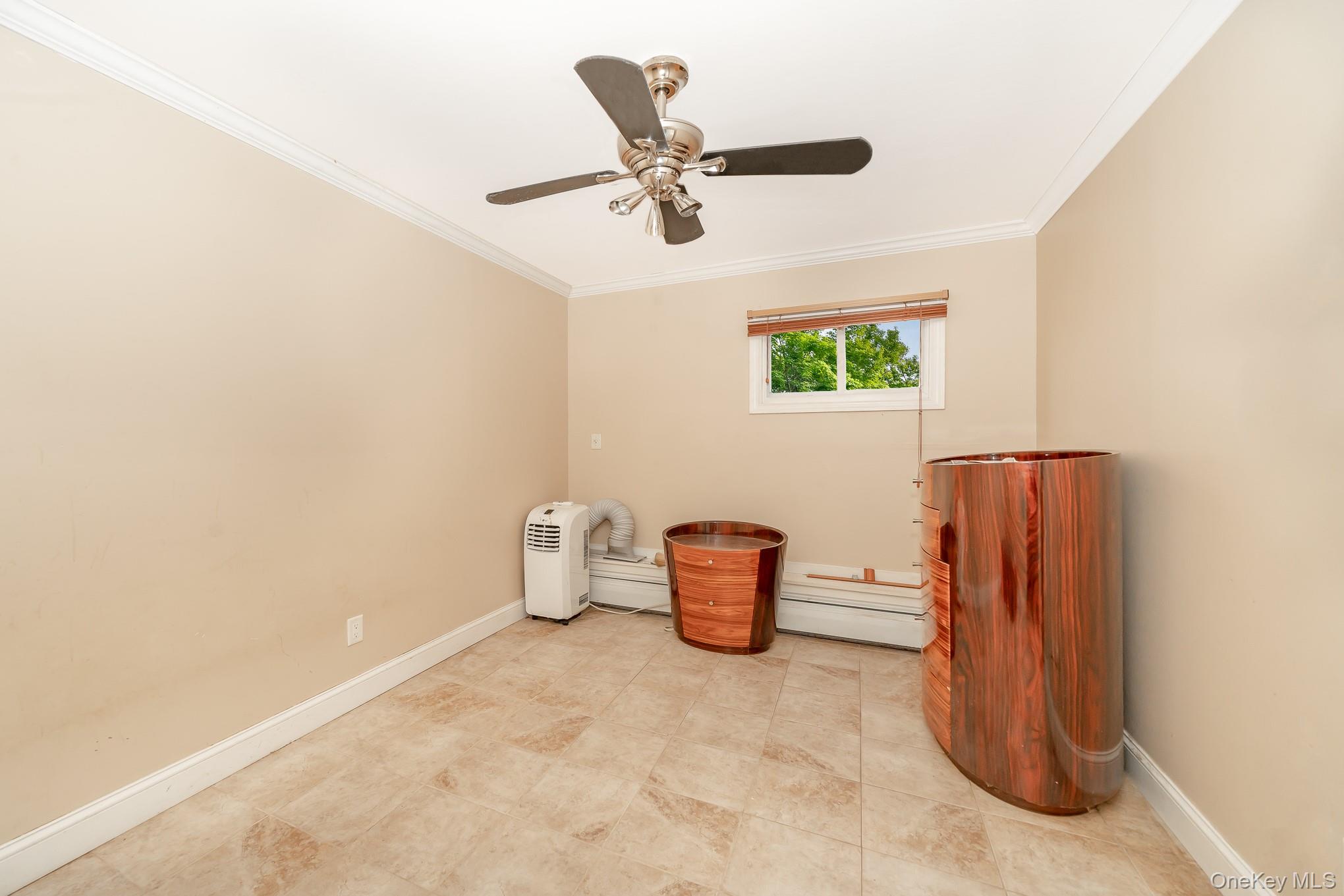 47 W Granada Avenue, Lindenhurst, NY 11757