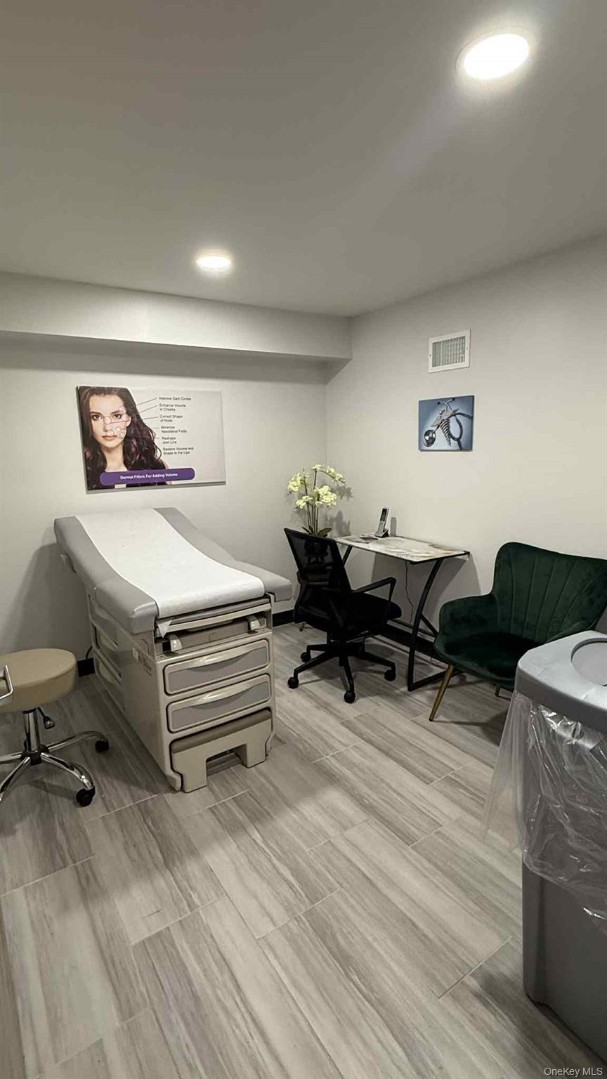 233-15 Hillside avenue, Queens Village, NY 11427