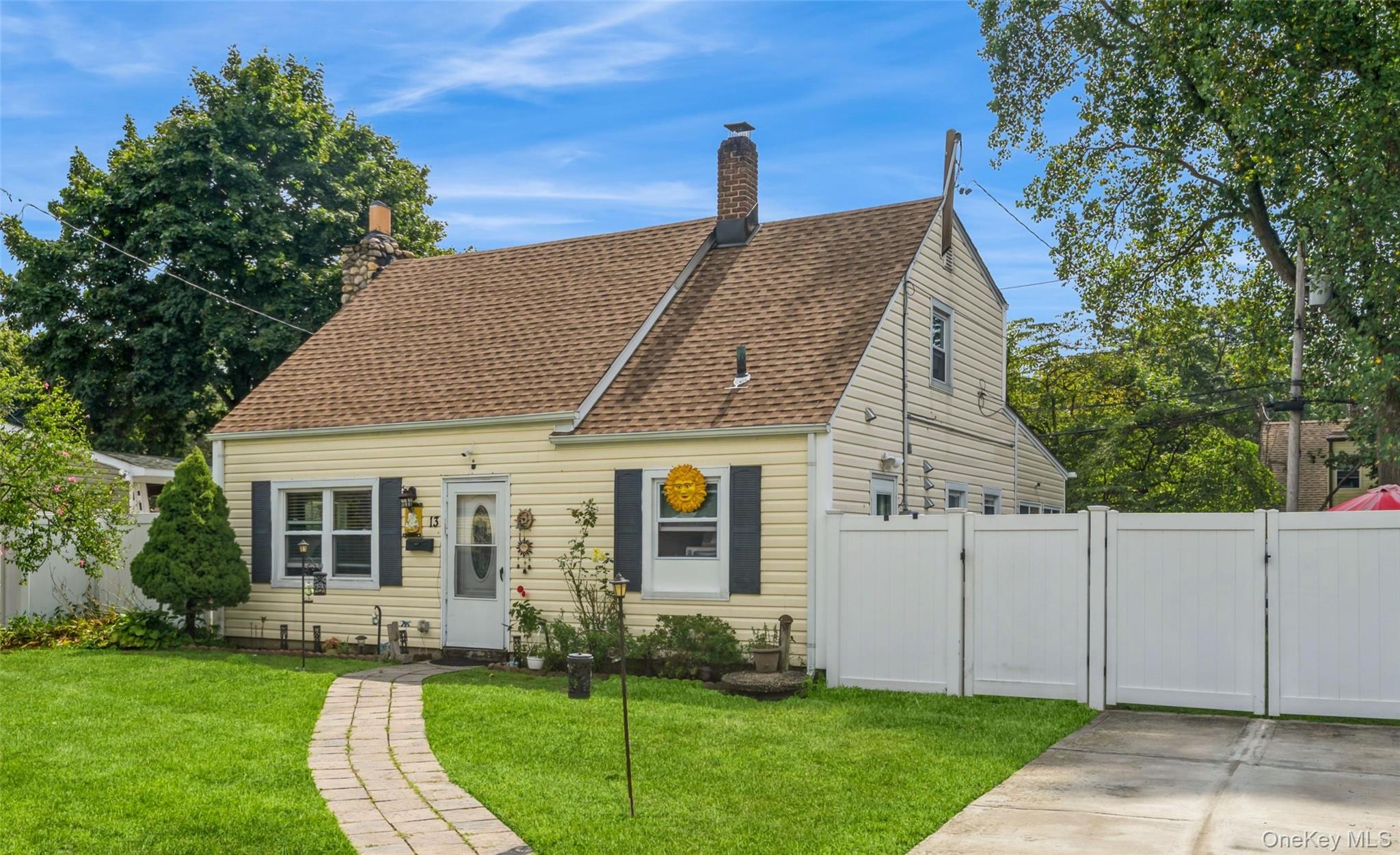 13 Floral Lane, Westbury, NY 11590