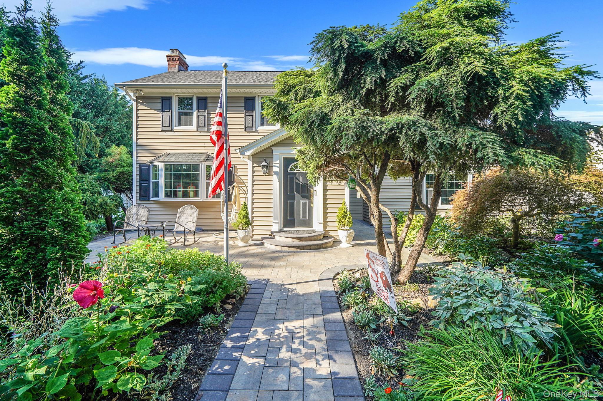 392 N Country Road, Smithtown, NY 11787