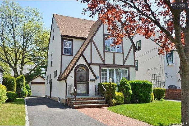 456 Macatee Place, Mineola, NY 11501