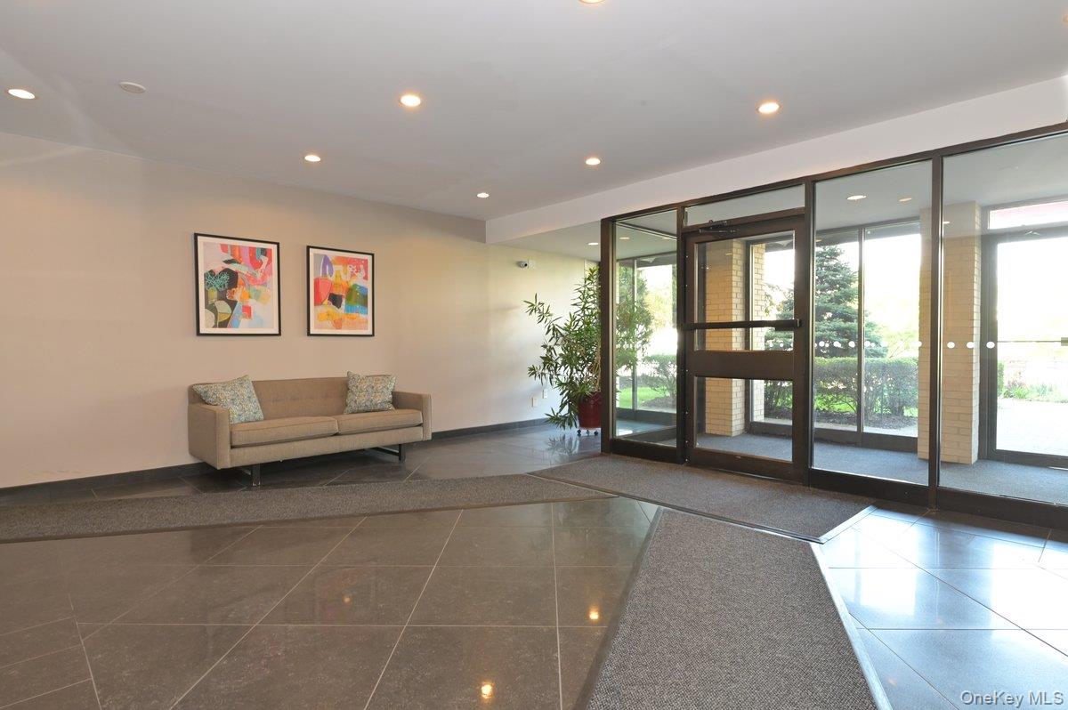 2 Birchwood Court # 1O, Mineola, NY 11501