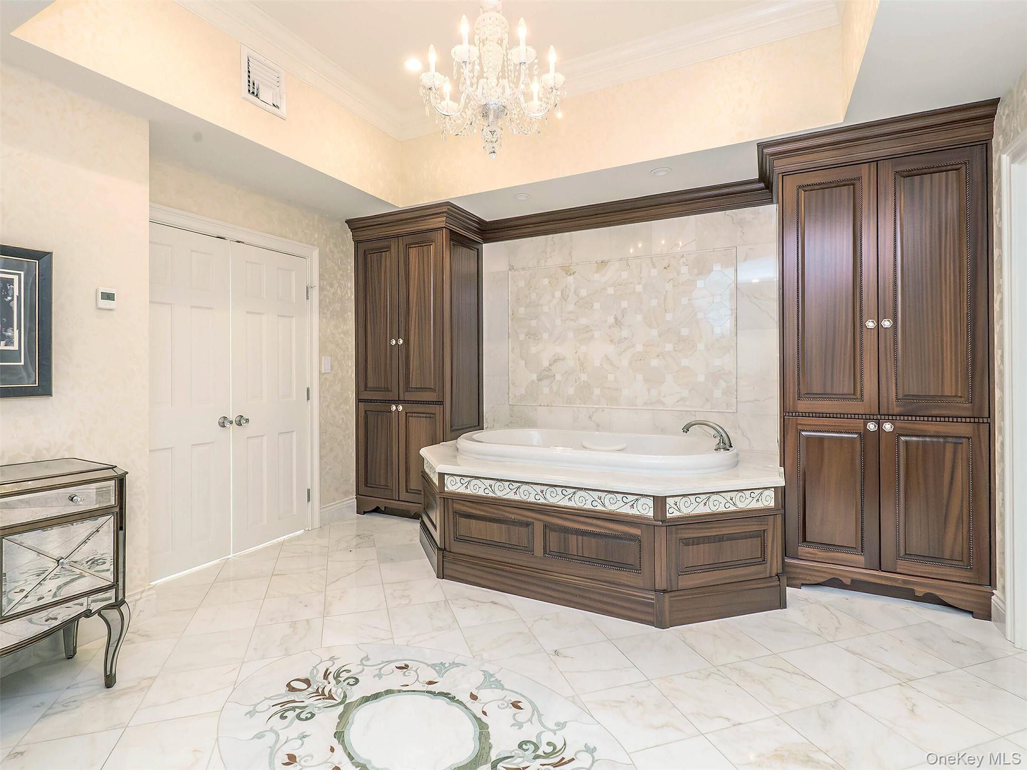 5 Danton Lane S, Locust Valley, NY 11560